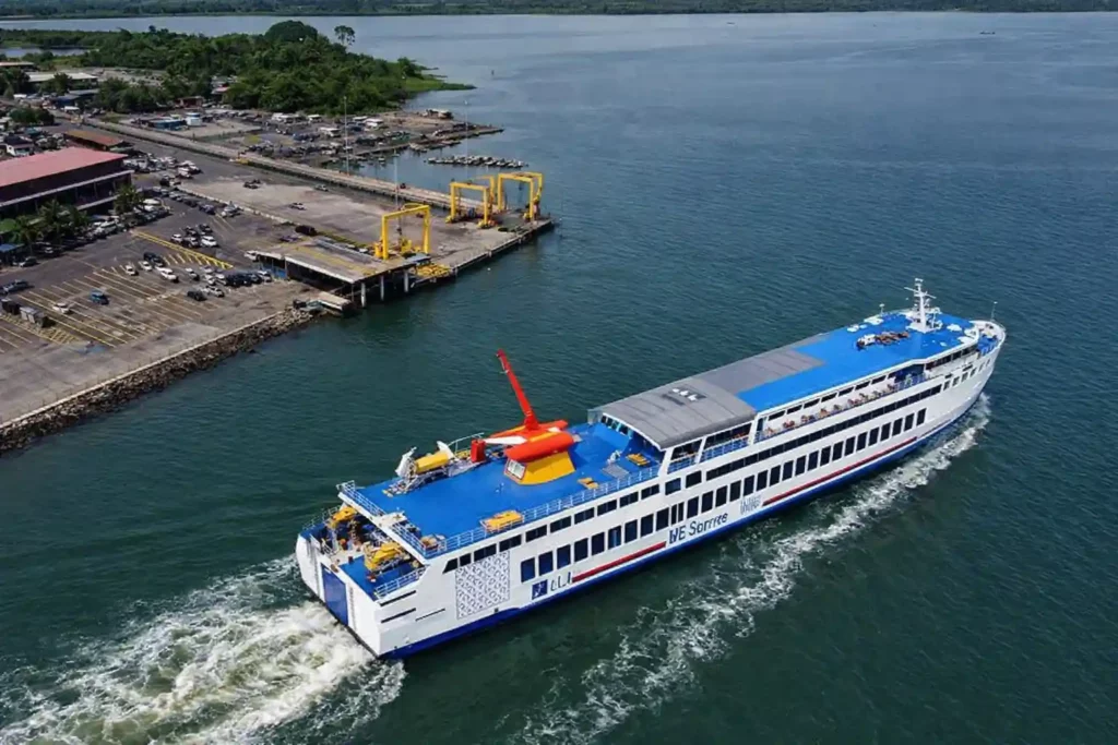 Ekspedisi Kapal Surabaya Makassar menggunakan kapal cargo untuk muatan besar