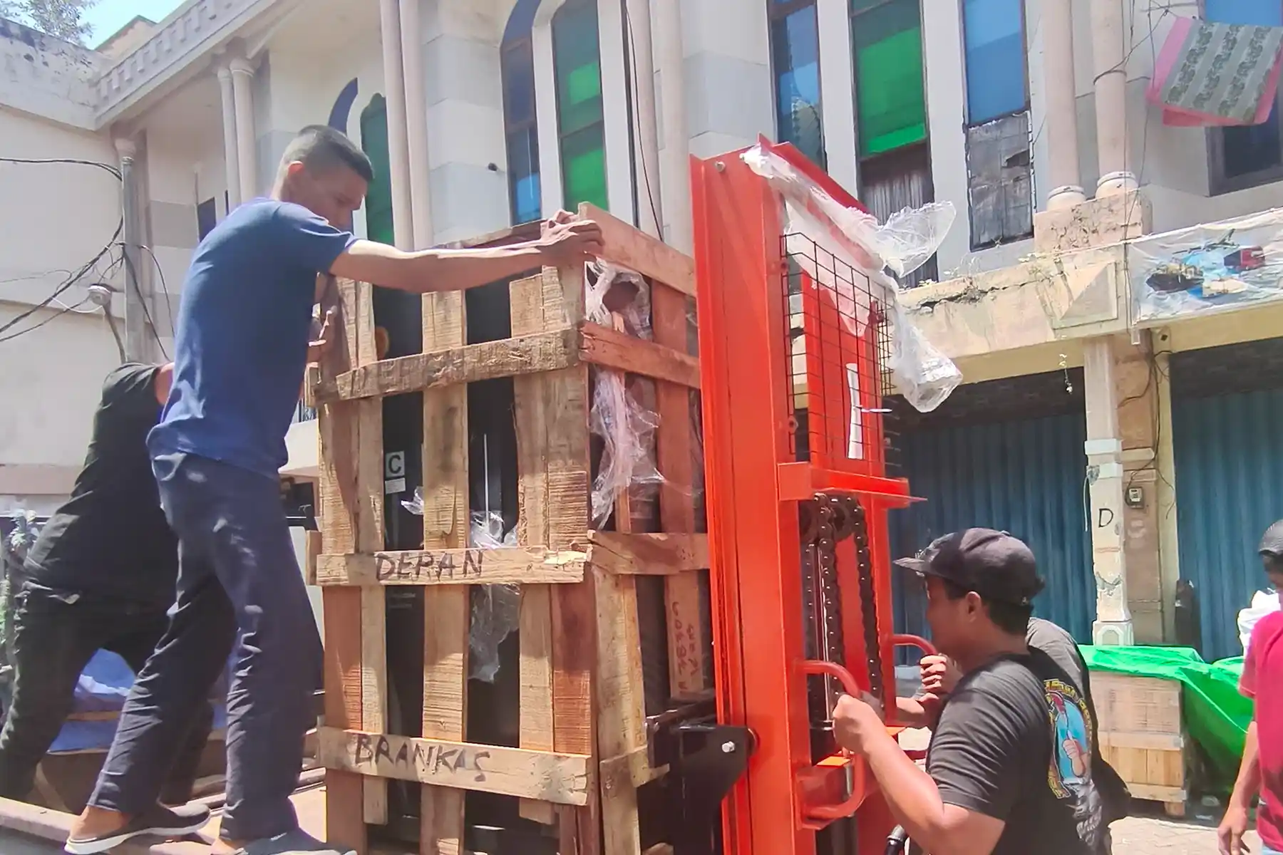 pengiriman excavator ke Gorontalo dengan lowbed trailer