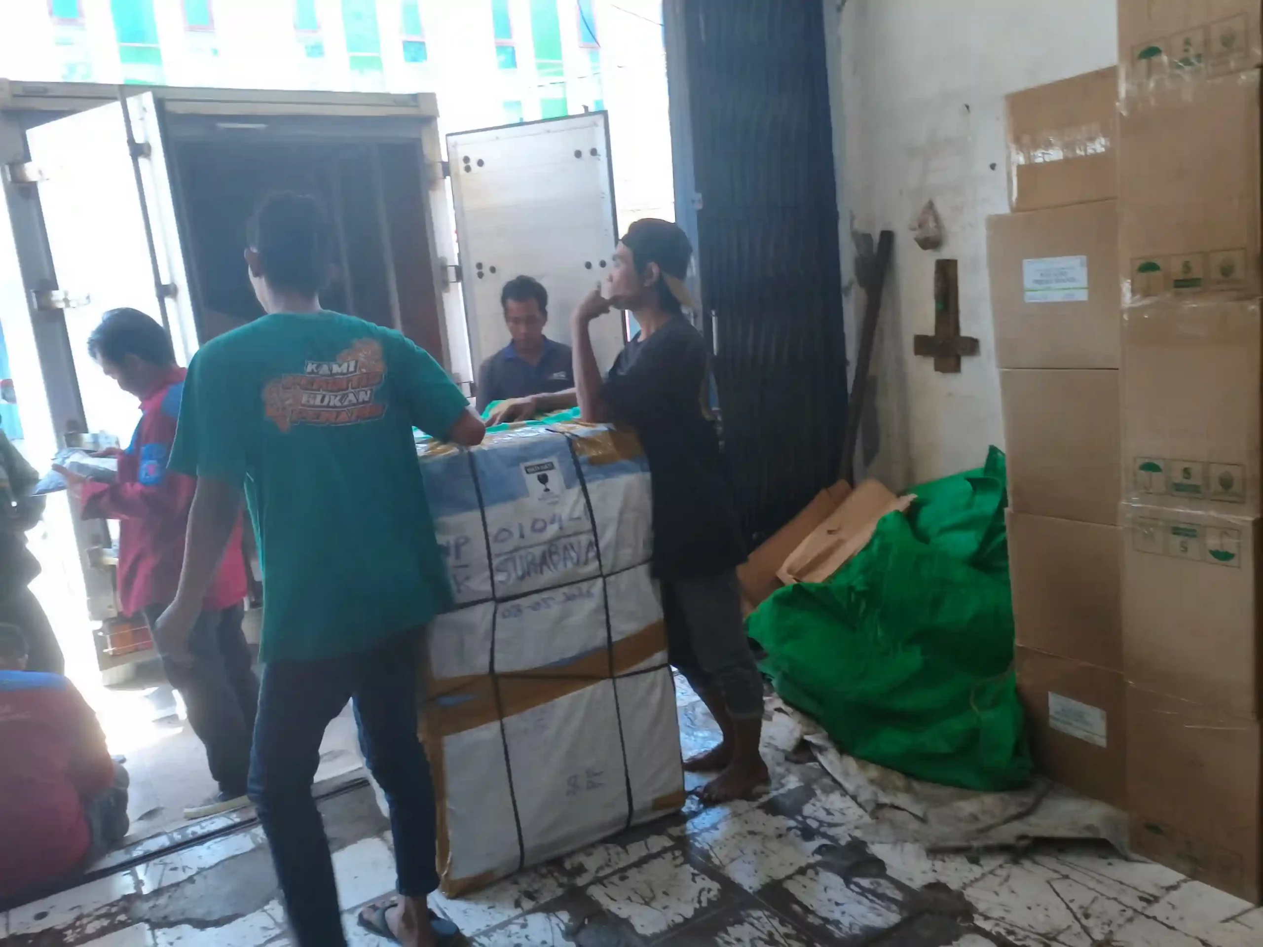 Ilustrasi biaya pengiriman grosir ke Palopo dengan truk logistik dan kontainer barang