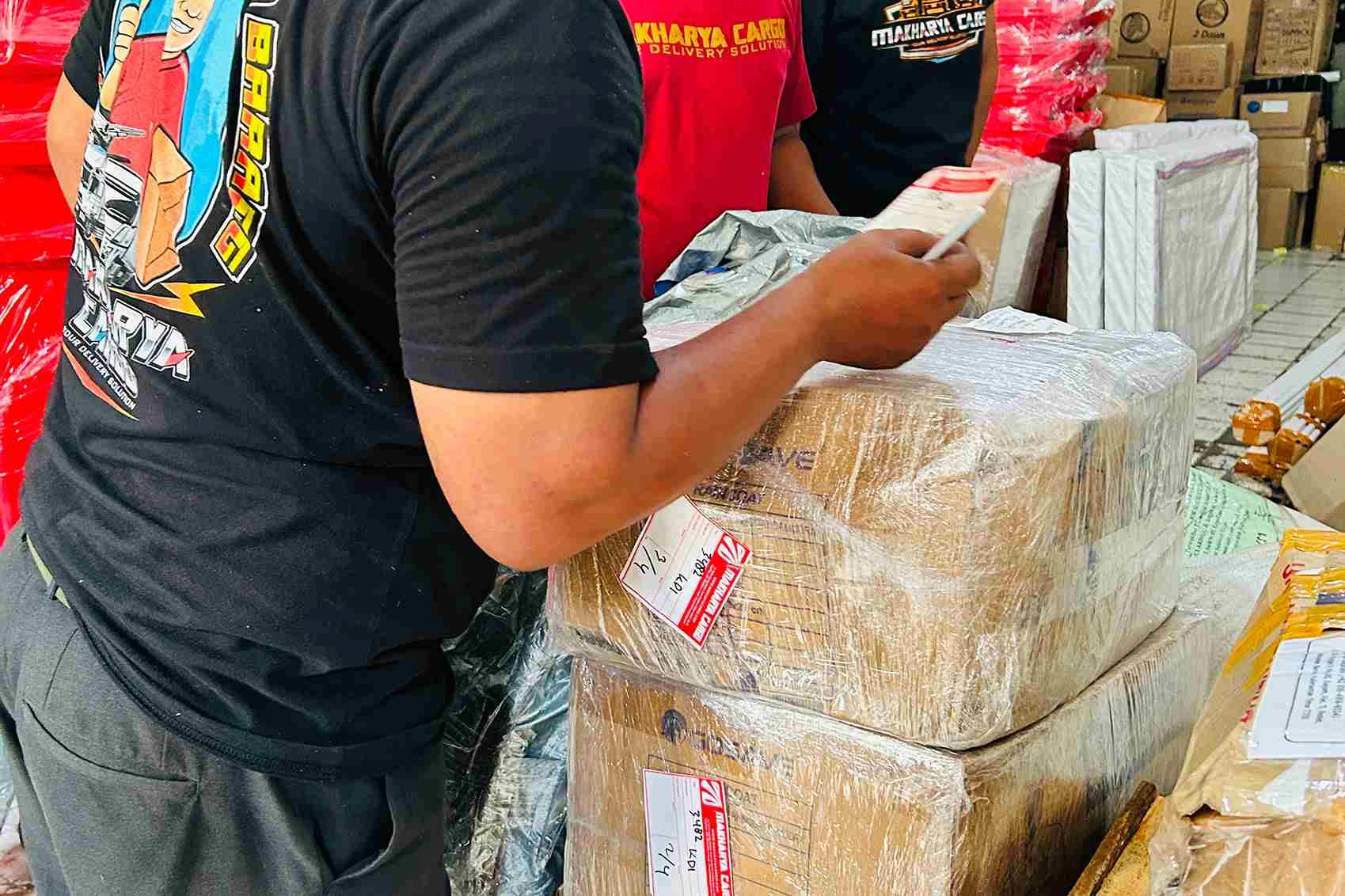 booking ekspedisi untuk pengiriman barang dari Surabaya ke Sigi secara mudah