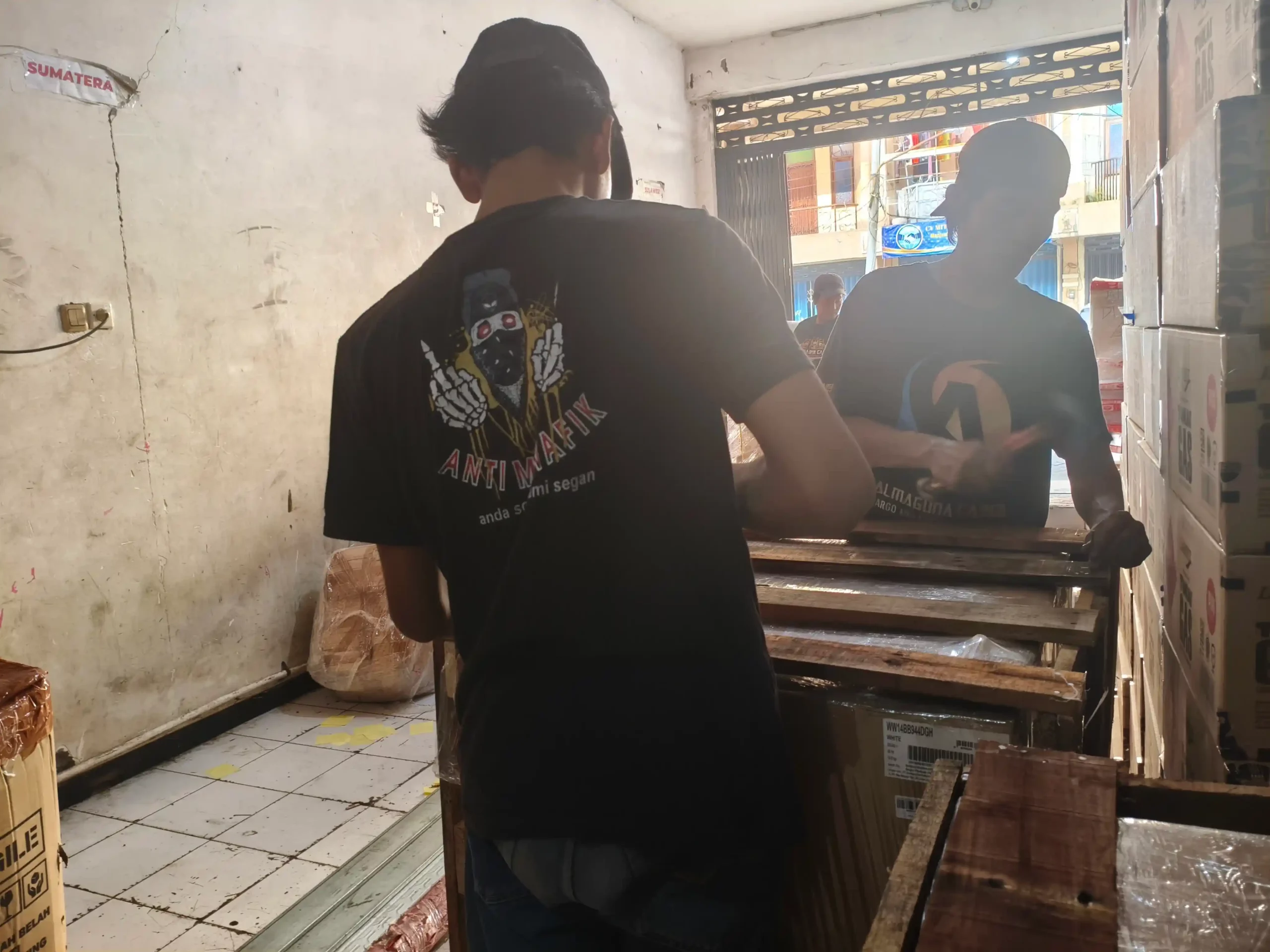 Cara Kirim Barang Gorontalo: Panduan Lengkap Ekspedisi Cepat dan Aman 9 Ilustrasi cara kirim barang ke Gorontalo melalui layanan ekspedisi door to door yang cepat, aman, dan hemat biaya pengiriman