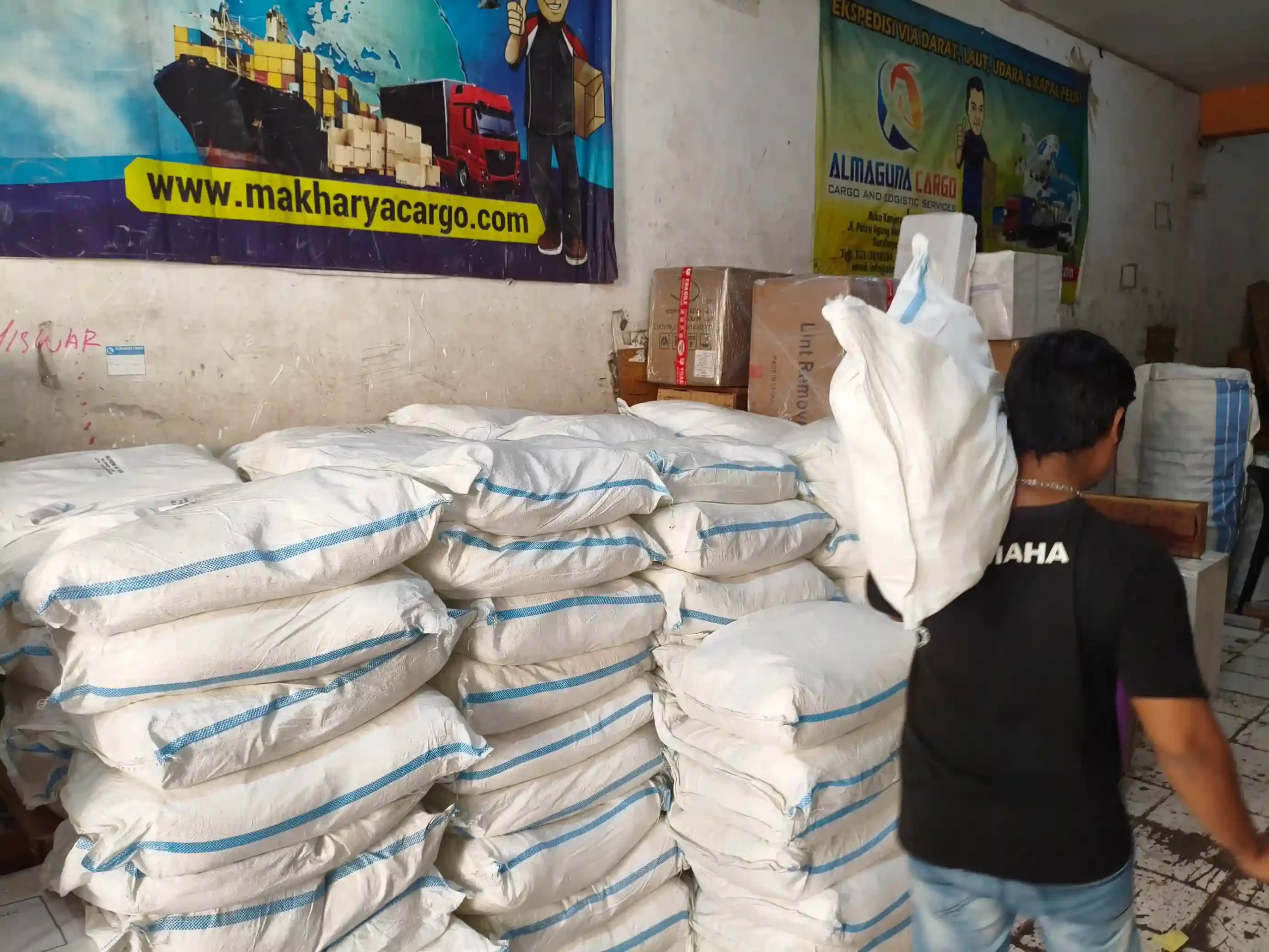 Cara Packing Barang Cairan ke Manado yang Aman, Anti Bocor, dan Sesuai Standar Ekspedisi 9 Proses packing cairan aman untuk pengiriman ke Manado menggunakan bubble wrap dan segel kuat