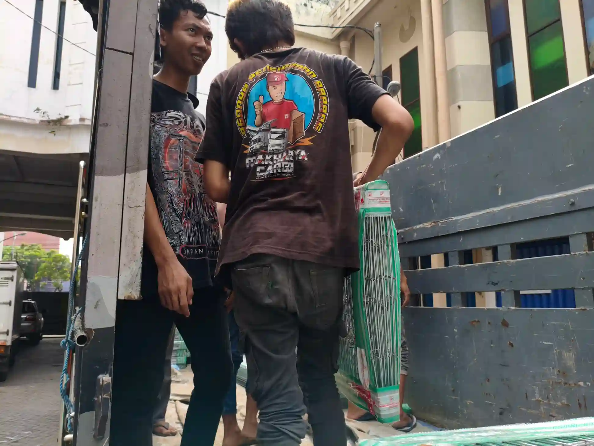 cara packing Furniture dengan bubble wrap dan packing kayu untuk pengiriman aman ke Manado melalui jasa ekspedisi antar pulau