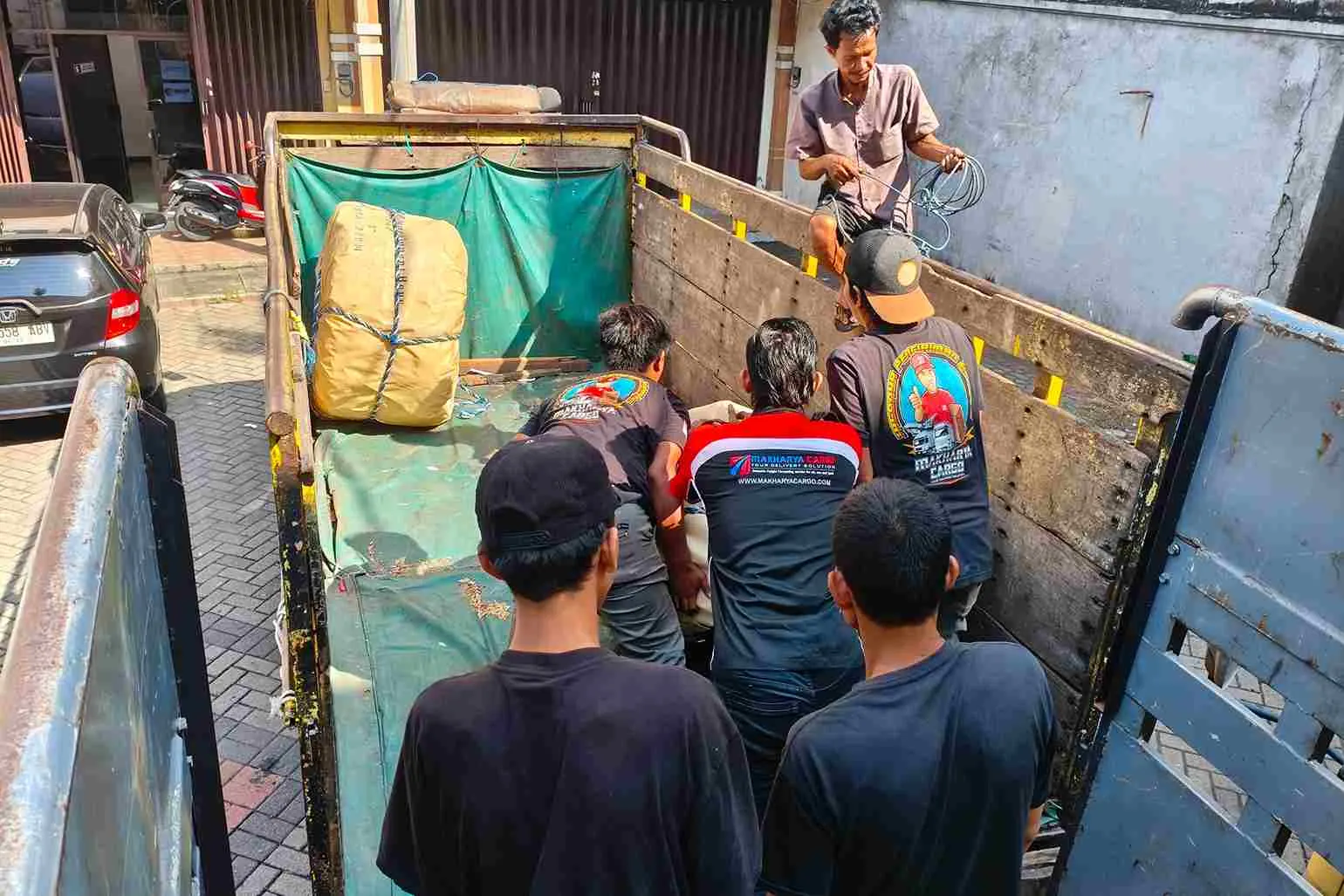cargo surabaya palopo dengan update status pengiriman