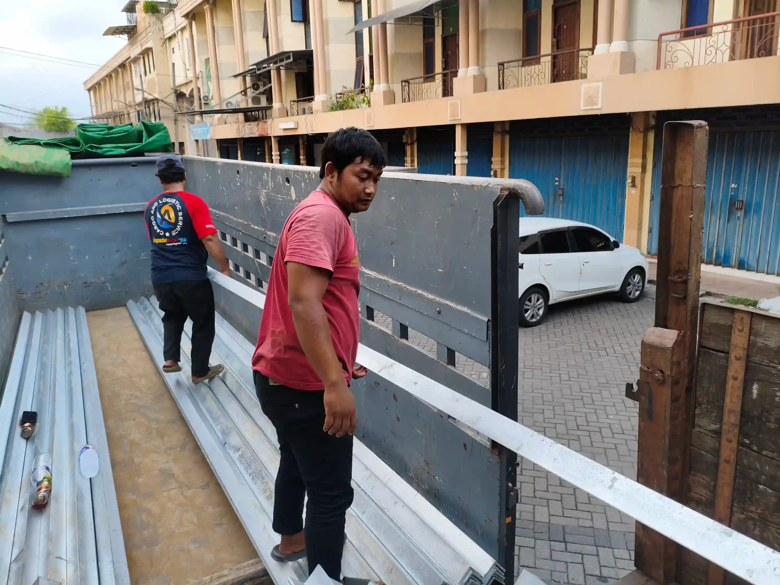 Cargo Peralatan Kantor Gorontalo Cepat, Aman, dan Door to Door 9 Cargo Peralatan Kantor Gorontalo layanan pengiriman peralatan kantor cepat, aman, dan door to door untuk meja, kursi, dan perlengkapan kantor