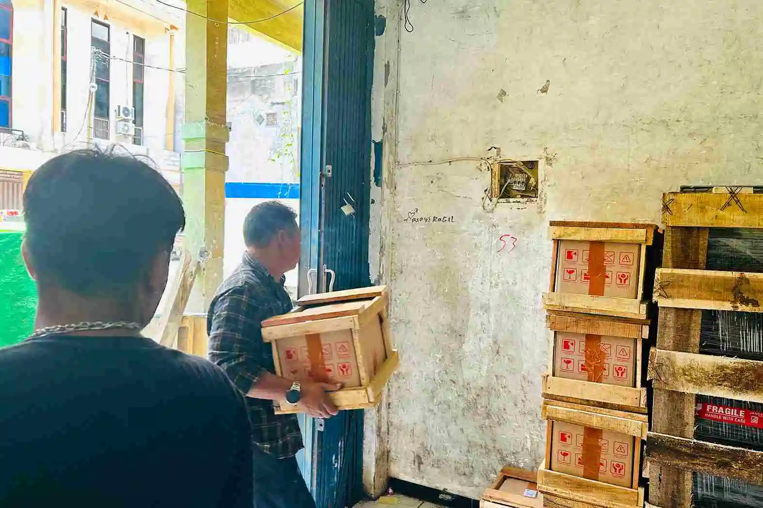 Perbandingan Cargo dan Kurir ke Palopo