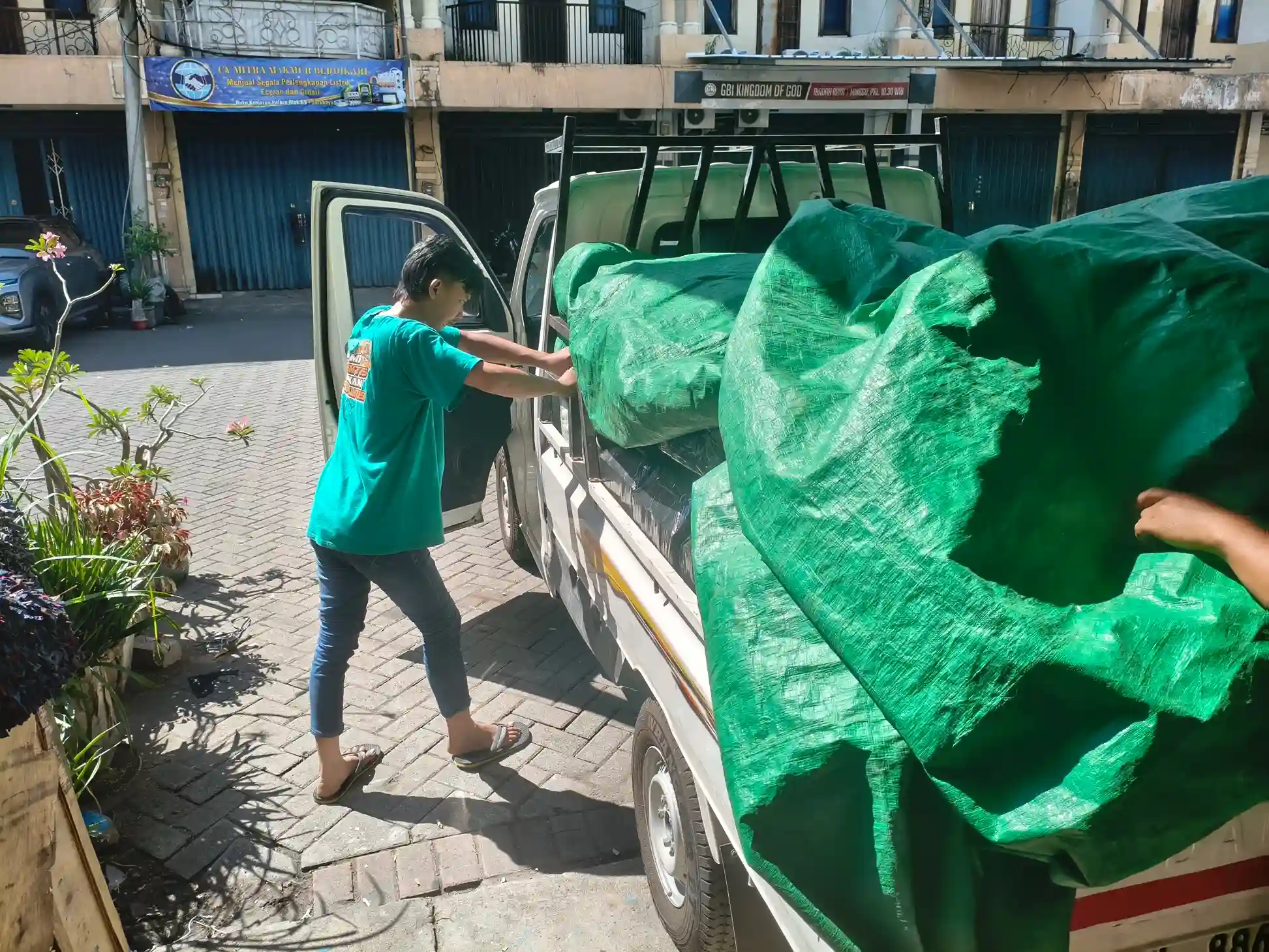 Distribusi Barang Tujuan Gorontalo: Layanan Pengiriman Cepat, Aman, dan Terpercaya 9 Distribusi Barang Tujuan Gorontalo melalui layanan ekspedisi cargo dengan proses pengiriman cepat dan aman antar pulau