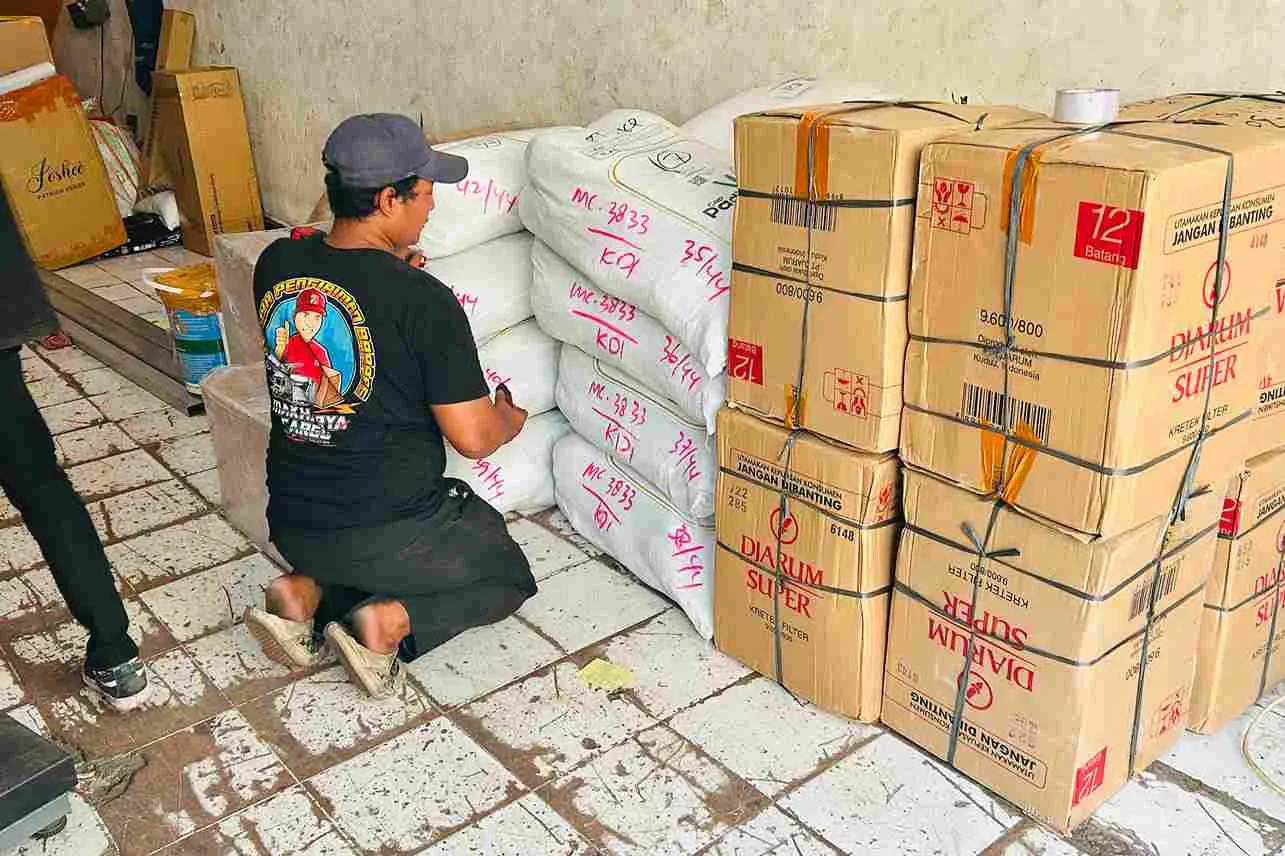 Timbangan paket untuk estimasi biaya pengiriman barang