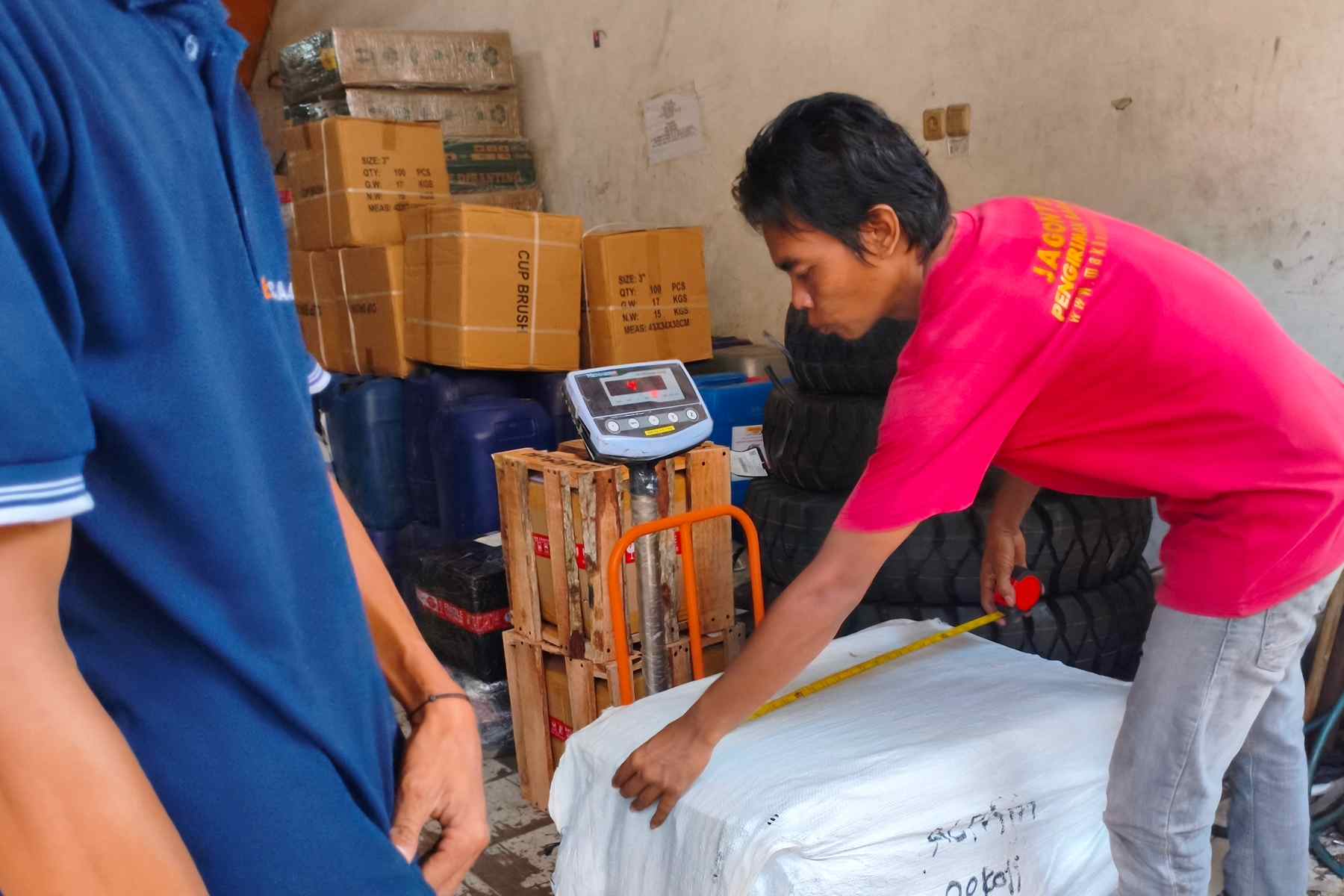 distribusi meja dan kursi kantor ke Gorontalo