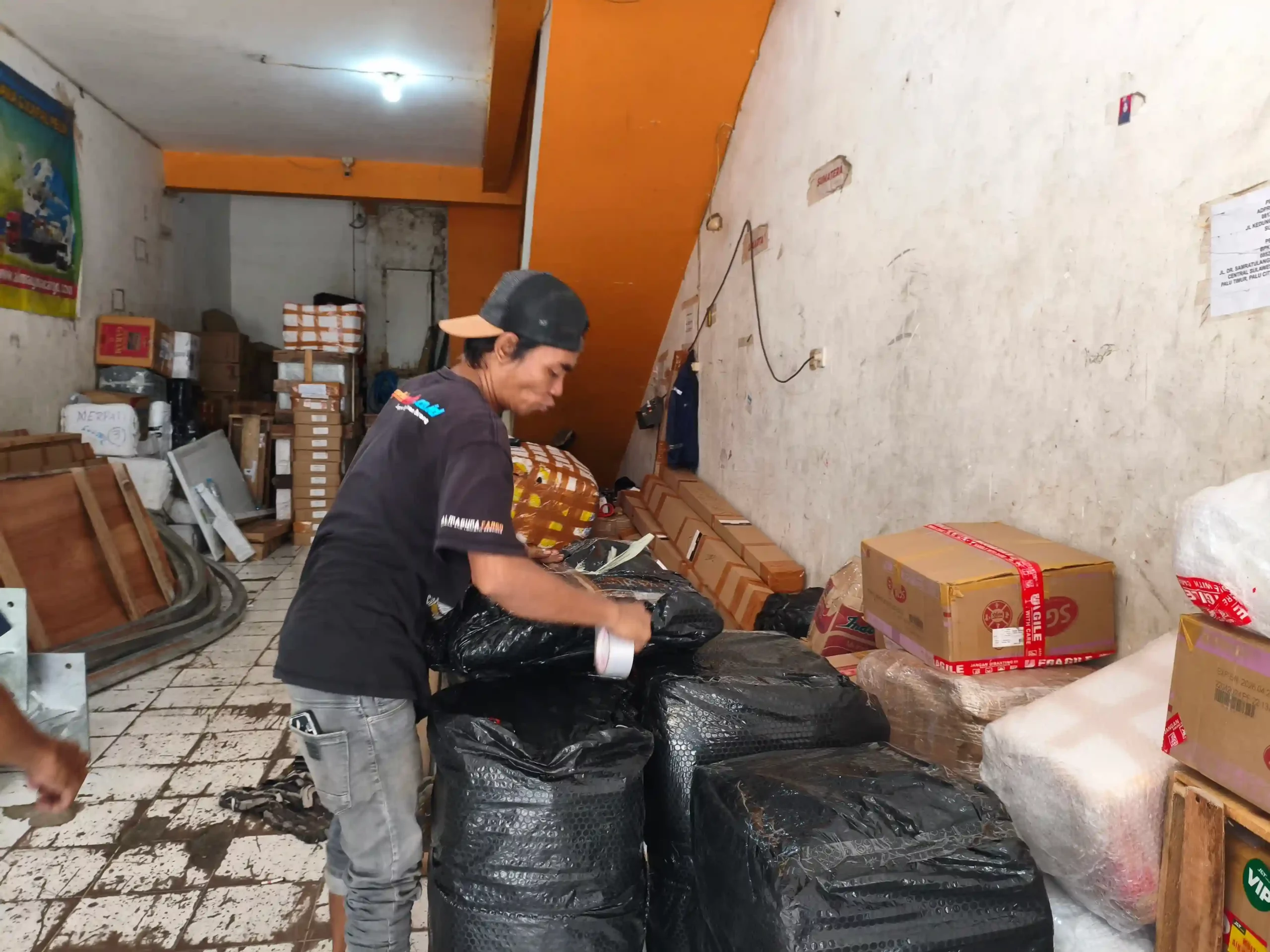 Kelebihan pengiriman udara ke Palopo untuk barang prioritas dan cepat sampai