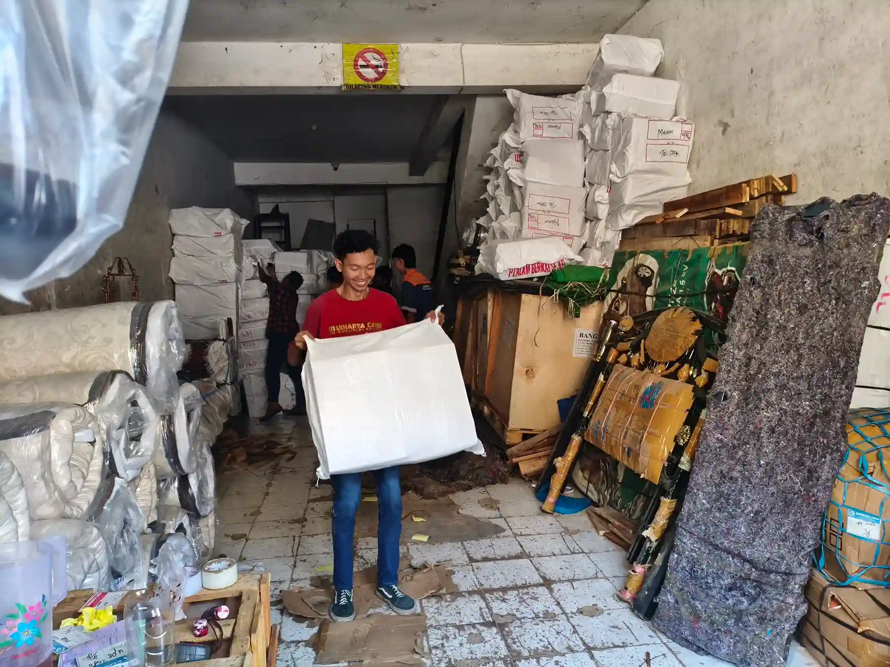 Armada truk cargo untuk logistik proyek ke Palopo yang siap mengirim material konstruksi dan alat berat