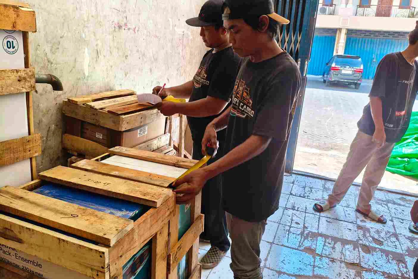 packing cargo  aman ke palopo