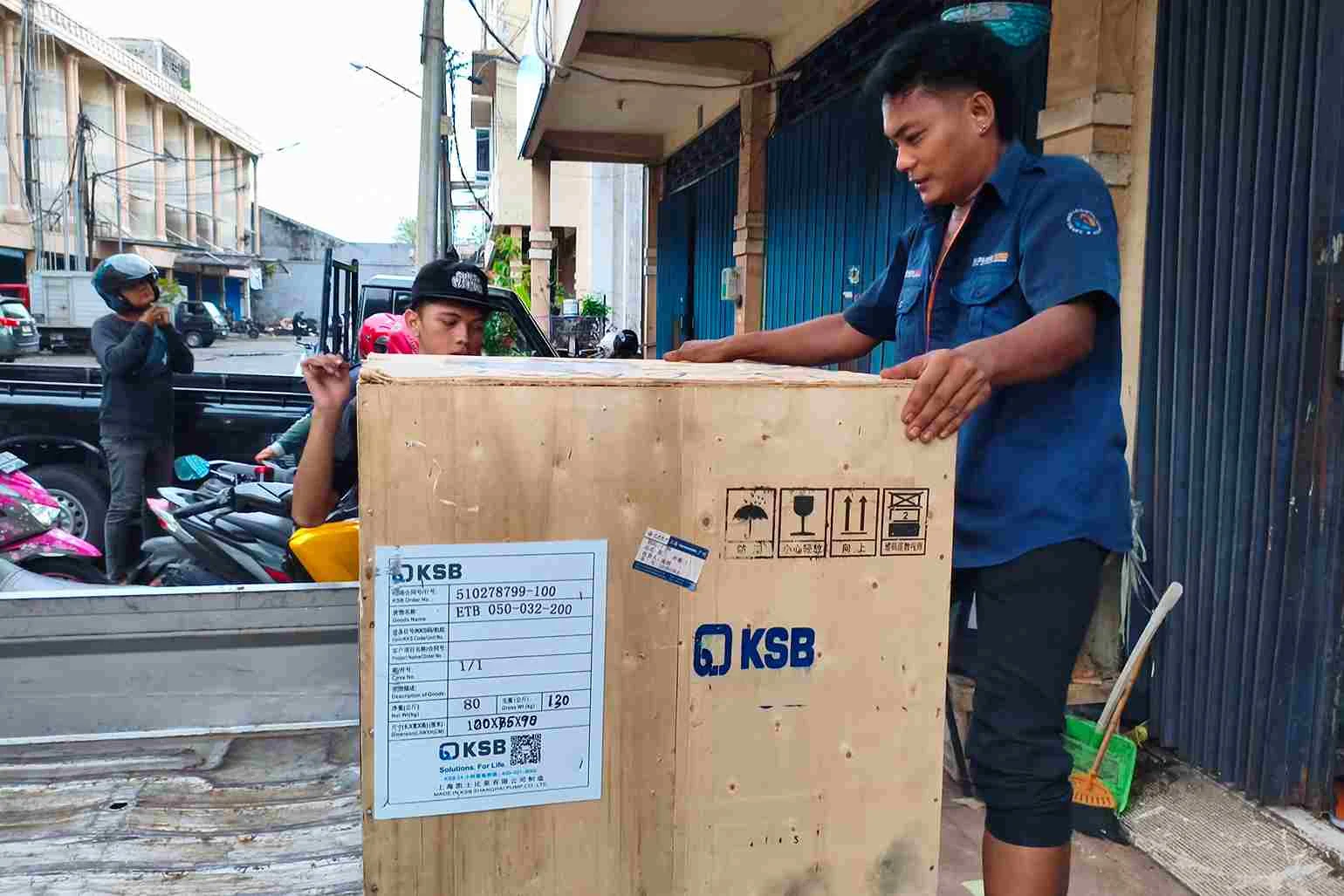 pemuatan barang ke palopo