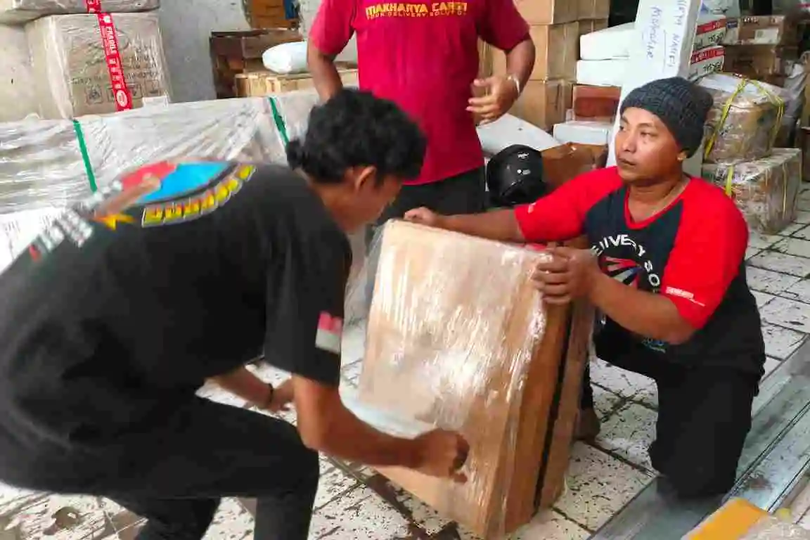 pengiriman barang pecah belah dengan bubble wrap
