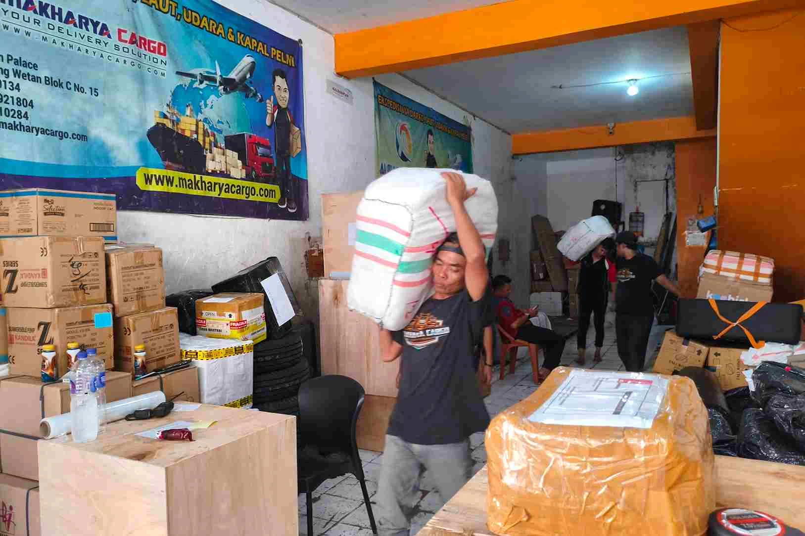 tracking cargo laut ke Palopo 