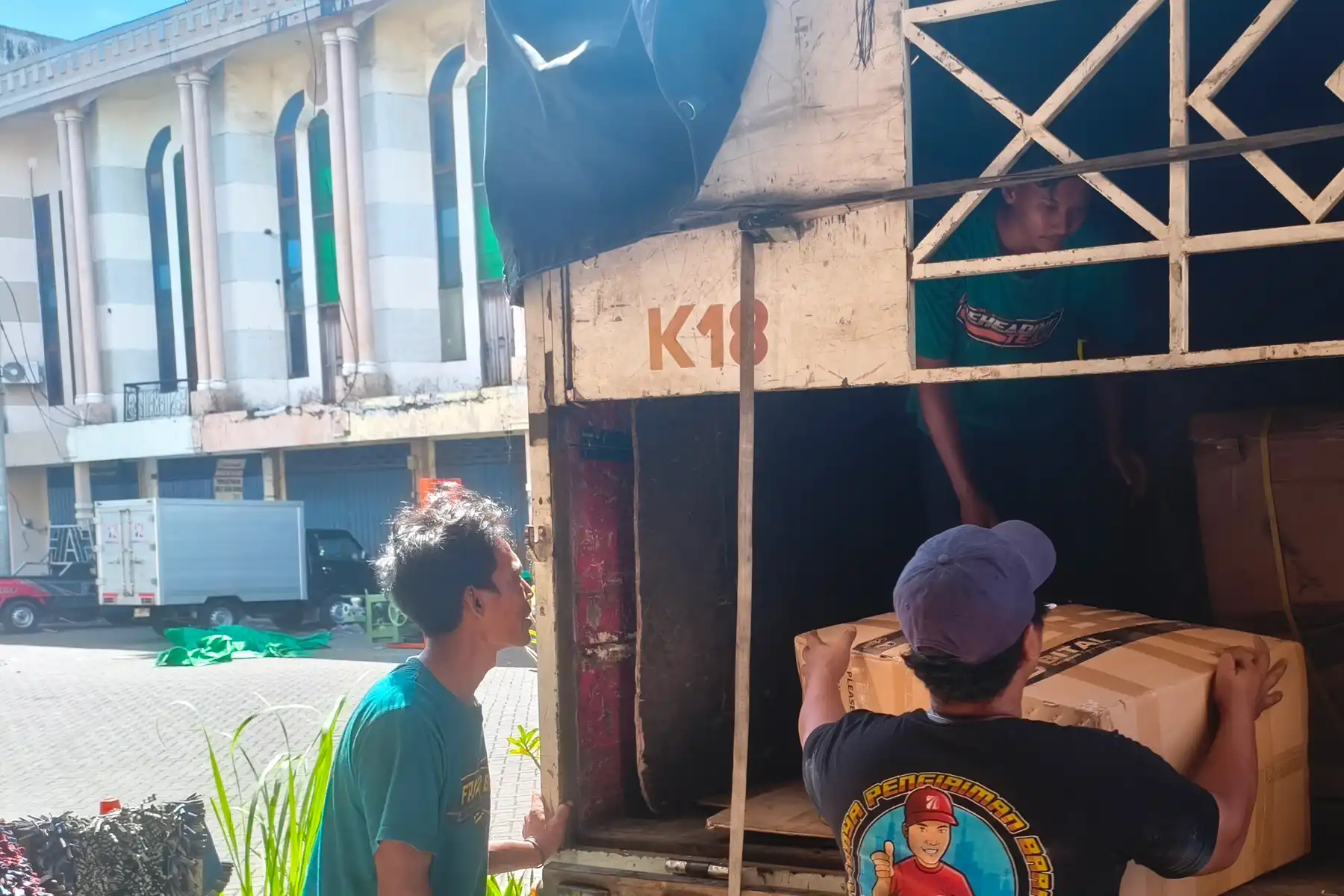 Proses pengiriman mesin dan perlengkapan industri menuju Manado menggunakan layanan cargo yang aman dan tepat waktu.