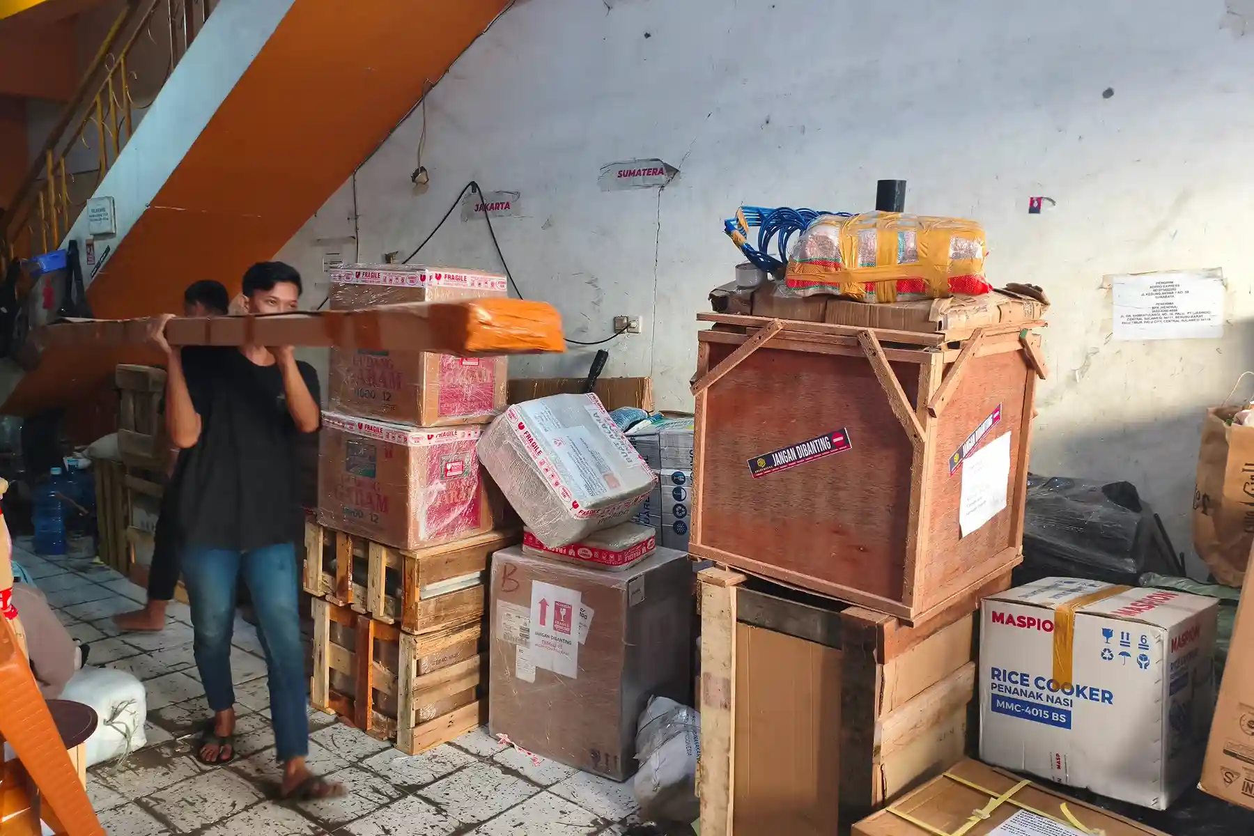 Proses cargo barang toko ke Manado mulai dari packing, pengiriman laut, hingga barang diterima di lokasi tujuan.