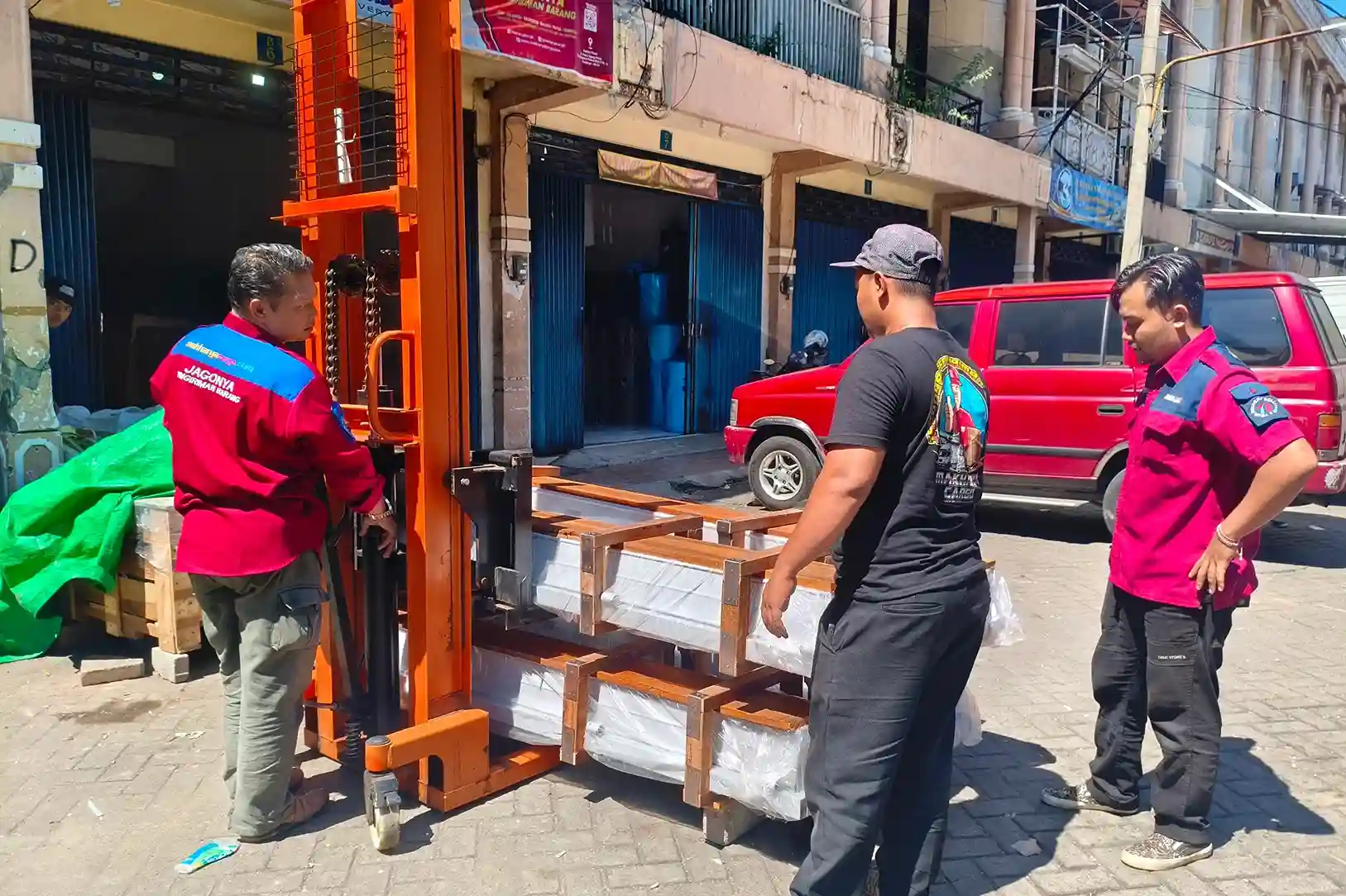 Proses cargo barang industri ke Manado dengan packing aman dan distribusi antarpulau.