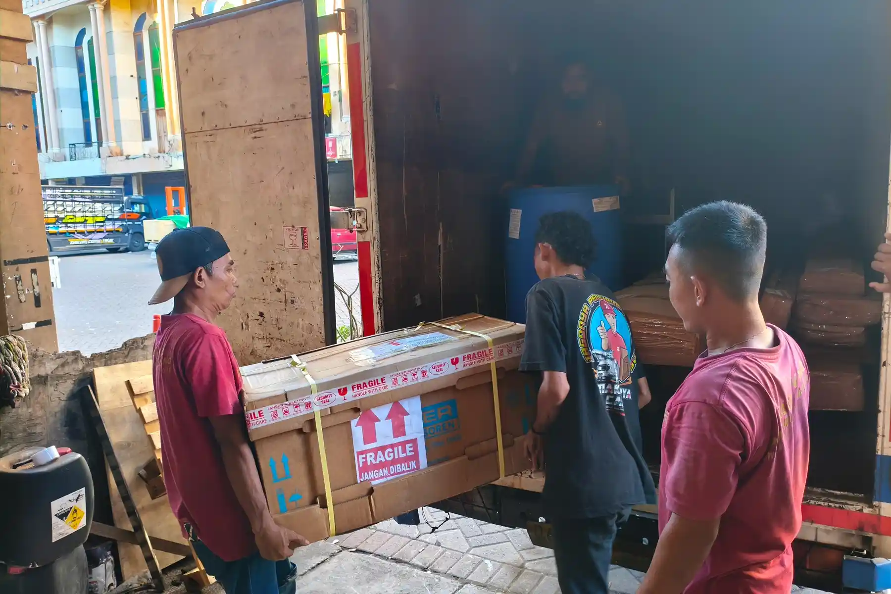 Cara Pengiriman Barang Gudang ke Manado yang Aman & Efisien 8 Proses cargo barang gudang ke Manado mulai dari gudang hingga pengiriman melalui jalur laut.