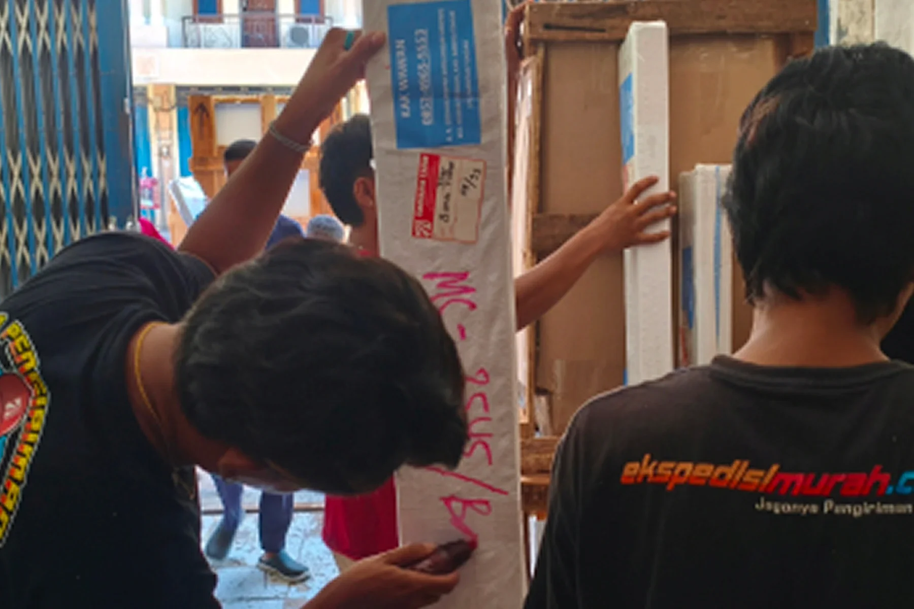 Layanan cargo retail ke Manado untuk pengiriman produk retail secara aman, efisien, dan tepat waktu.