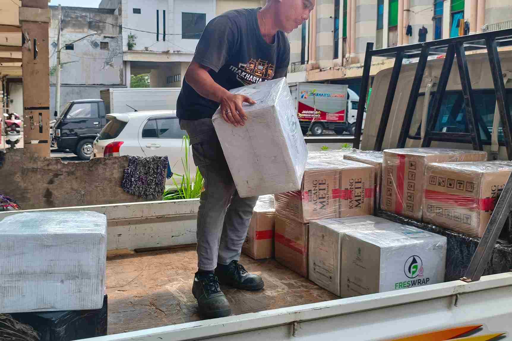 Jasa cargo partai besar Manado melayani pengiriman barang grosir, proyek, dan industri secara profesional.