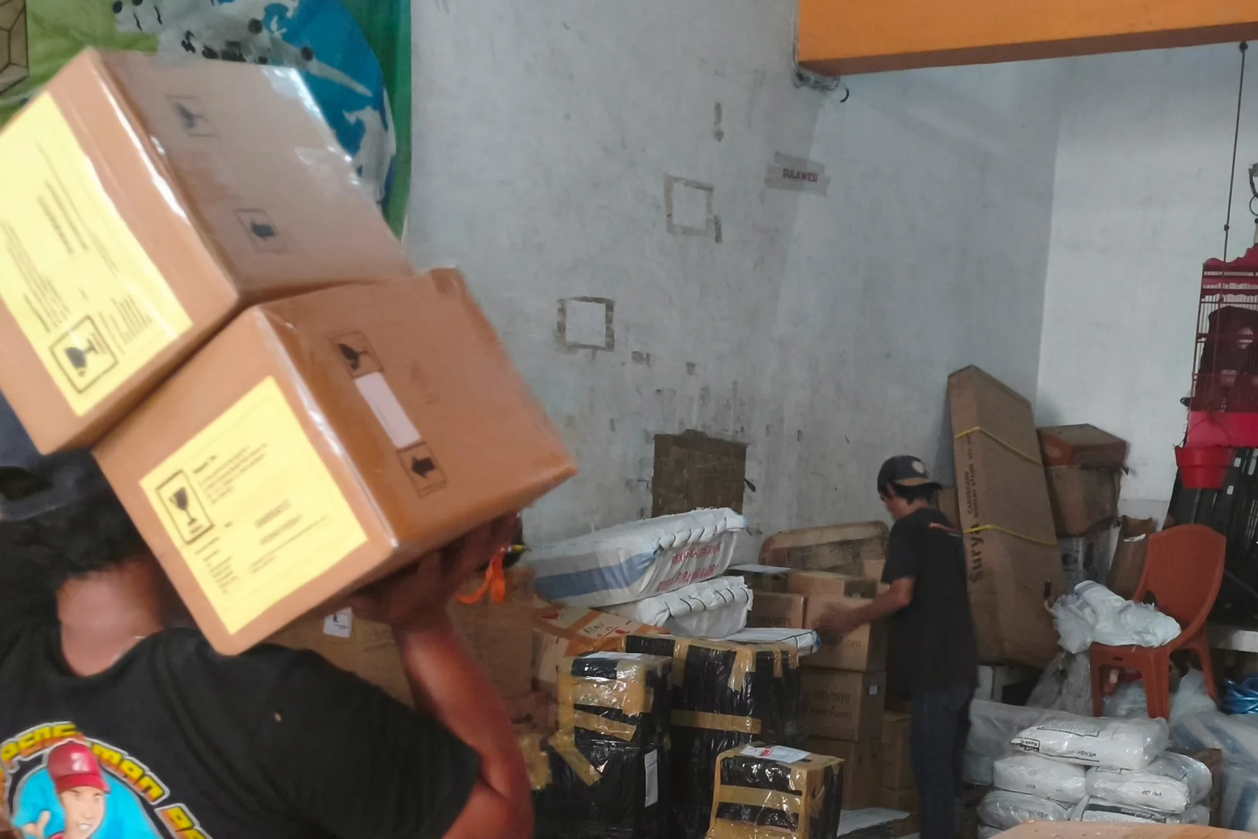 Pengiriman Barang Kantor ke Manado untuk Kebutuhan Perusahaan Aman 8 Cargo kantor ke Manado untuk pengiriman inventaris dan perlengkapan operasional perusahaan.