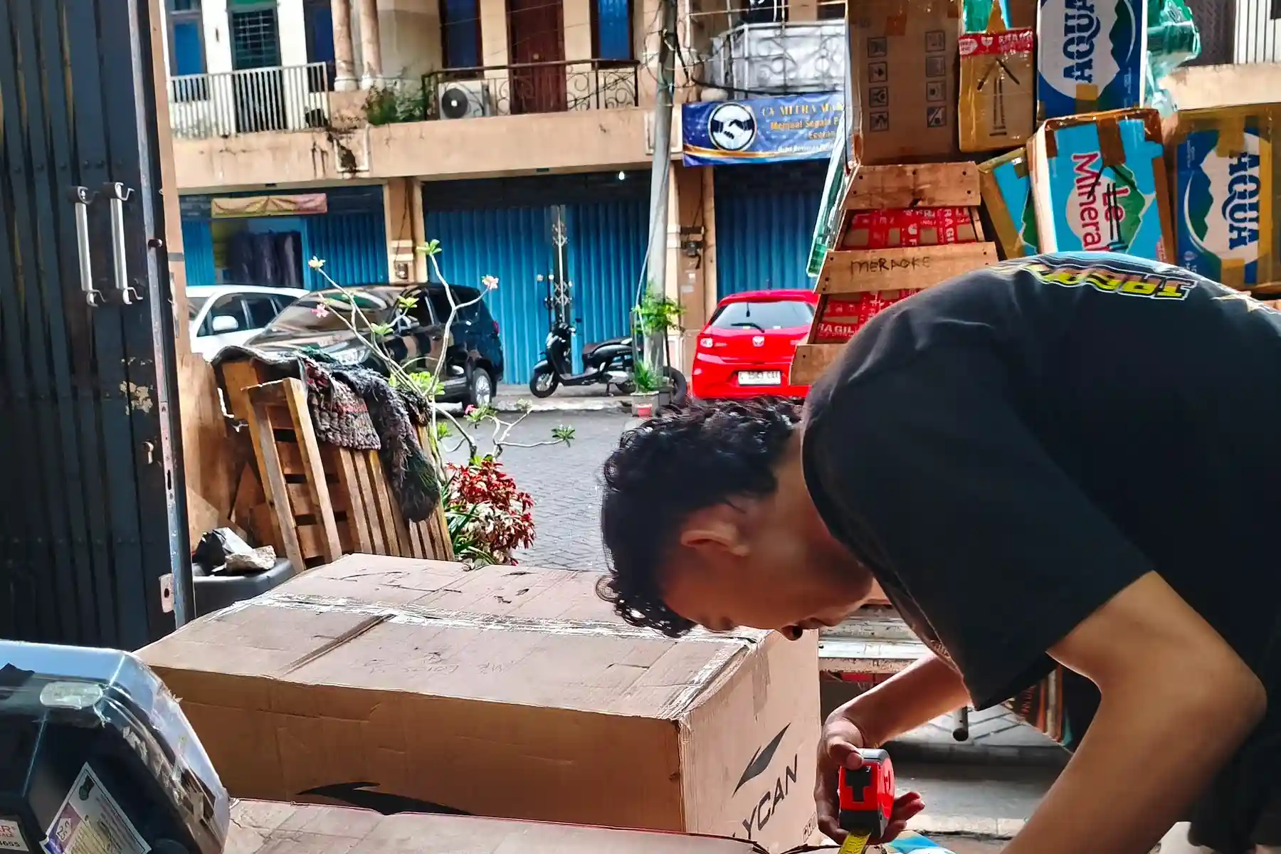 Jasa cargo industri Manado melayani pengiriman barang industri, material proyek, dan kebutuhan manufaktur dengan aman dan tepat waktu.