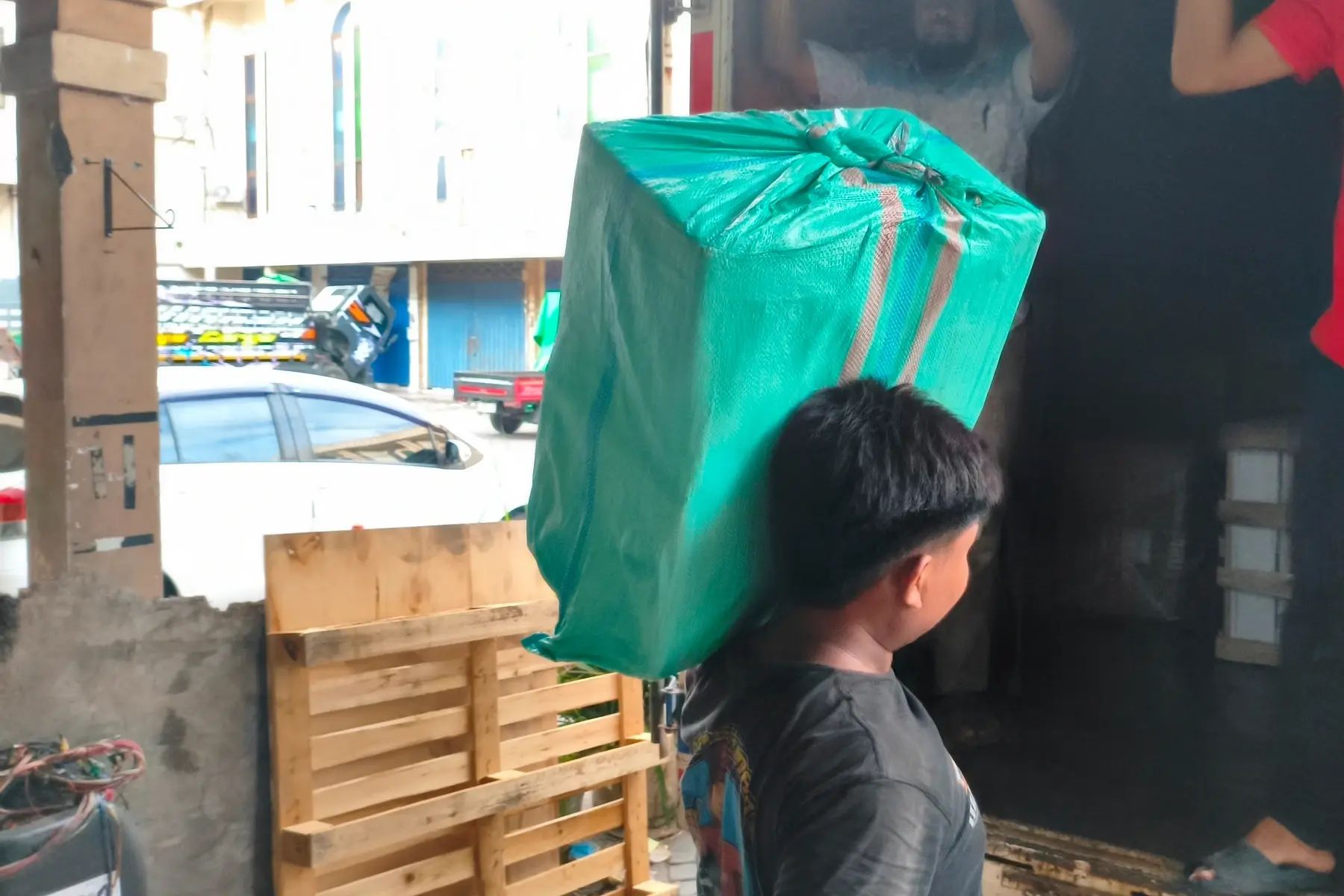 Proses pengiriman barang pecah belah ke Manado menggunakan packing khusus agar tetap aman selama perjalanan.