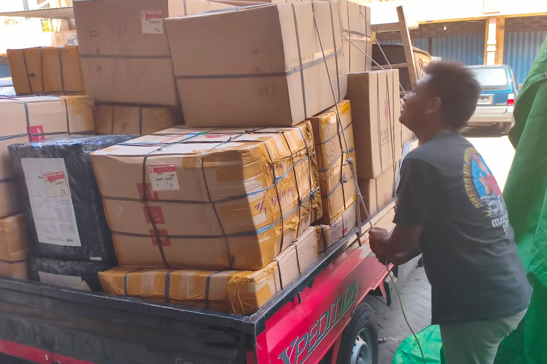 Pengiriman Barang UMKM ke Manado untuk Mendukung Pertumbuhan Usaha 8 Proses cargo UMKM ke Manado mulai dari packing, loading, pengiriman laut, hingga barang diterima pelanggan.
