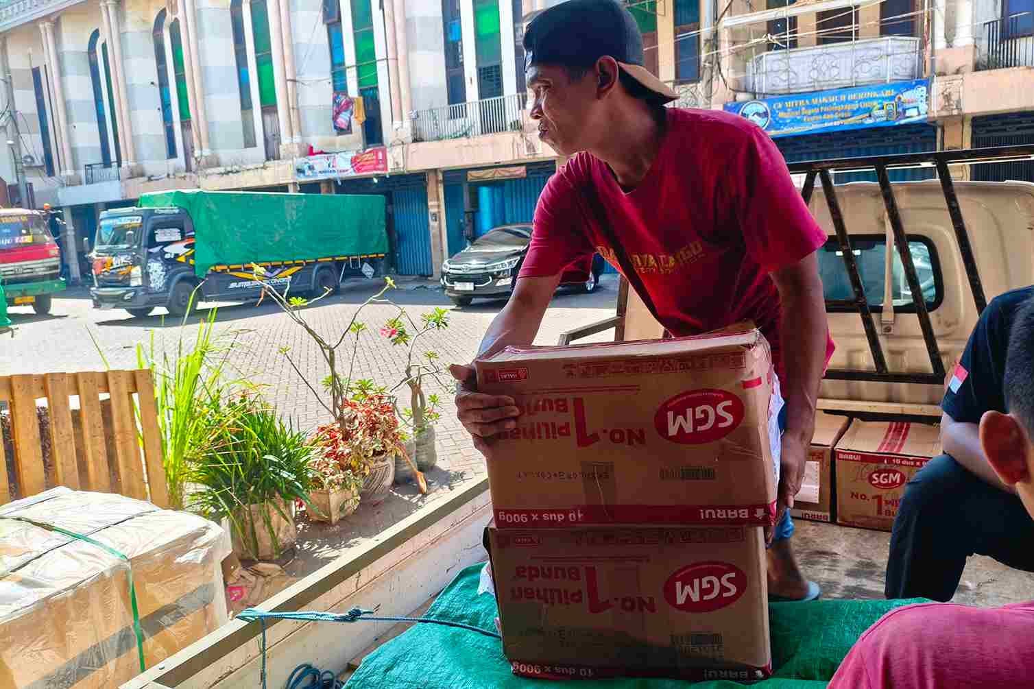 Proses pengiriman genset ke Manado menggunakan layanan cargo profesional dan aman.