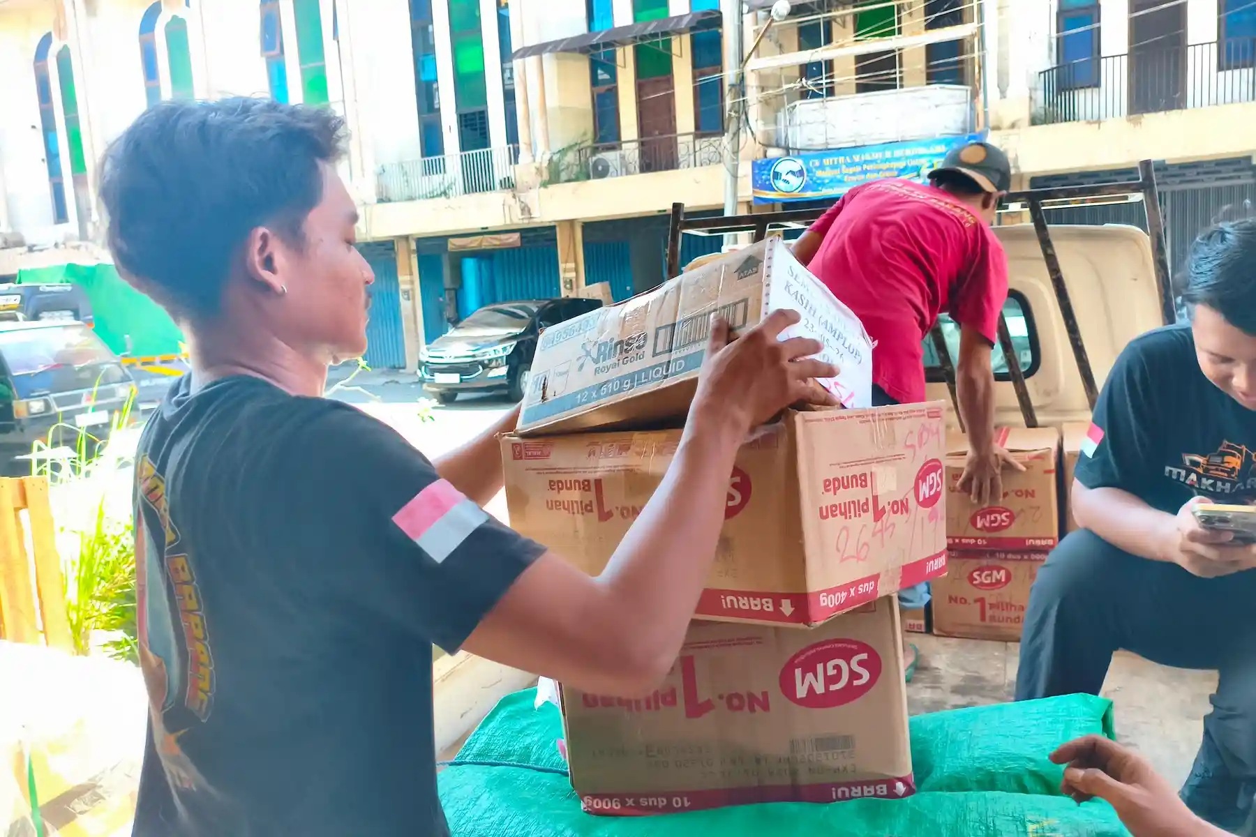 Proses transit cargo Manado dengan sistem distribusi logistik yang terorganisir dan tepat waktu.