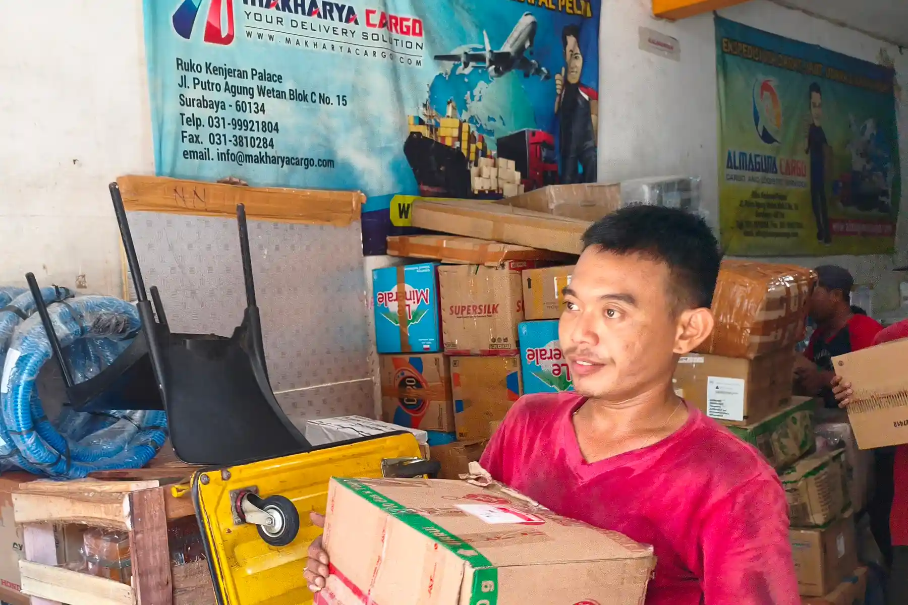 Proses pengiriman forklift ke Manado menggunakan armada cargo yang aman dan sesuai standar operasional.