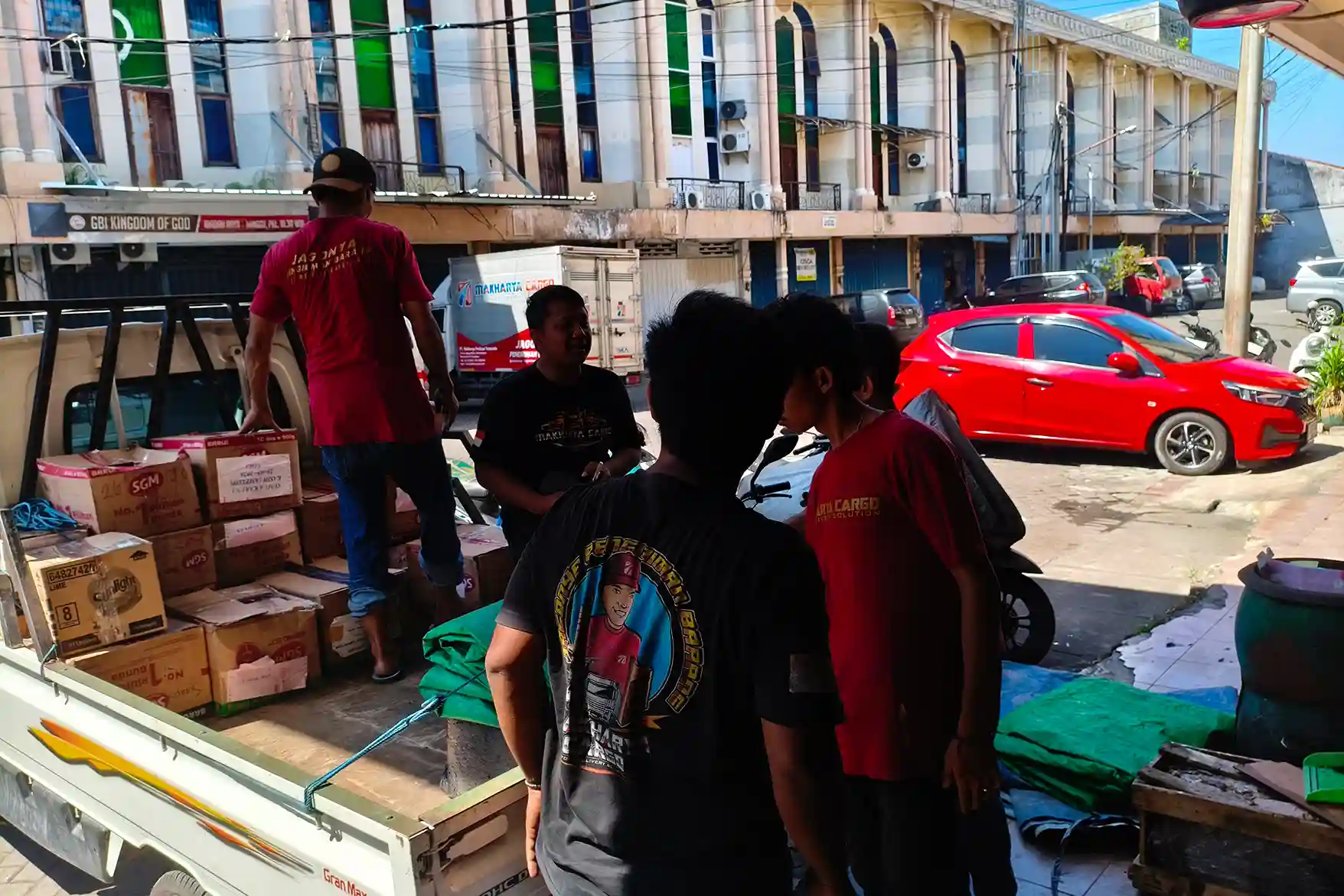 Proses cross docking Manado untuk mempercepat distribusi barang menuju lokasi tujuan.
