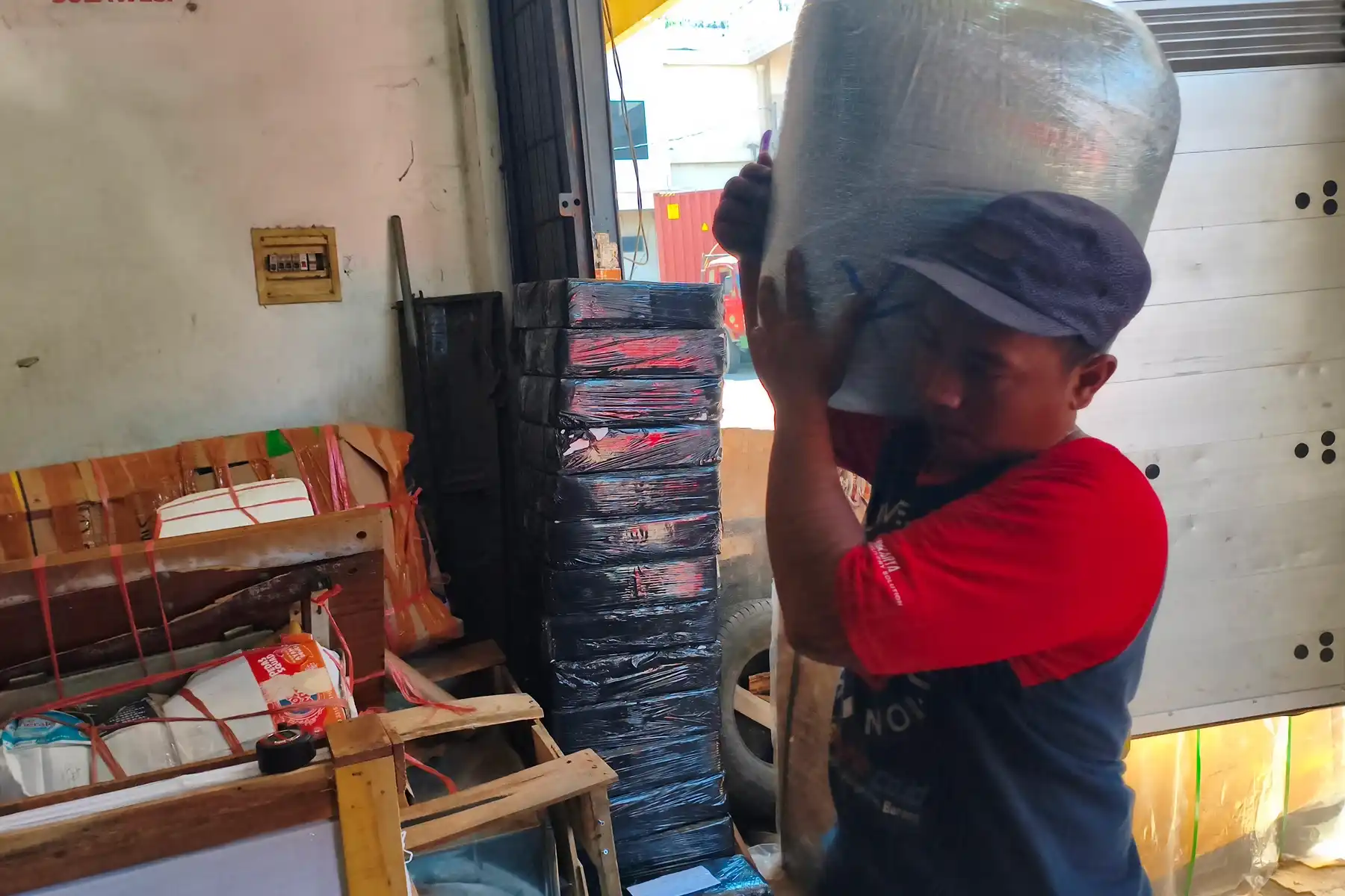 Biaya Kirim Besi ke Manado Hemat dengan Pengiriman Aman 2026 8 Proses pengiriman besi ke Manado menggunakan layanan cargo profesional untuk kebutuhan proyek dan industri.