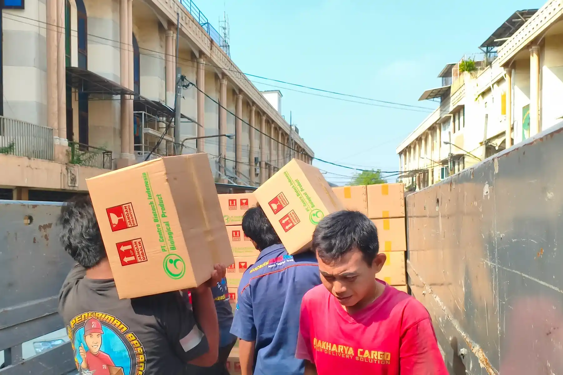 Harga Pengiriman Barang Grosir ke Manado Dipengaruhi Banyak Faktor 9 Proses cargo barang grosir ke Manado menggunakan armada logistik yang aman dan efisien.