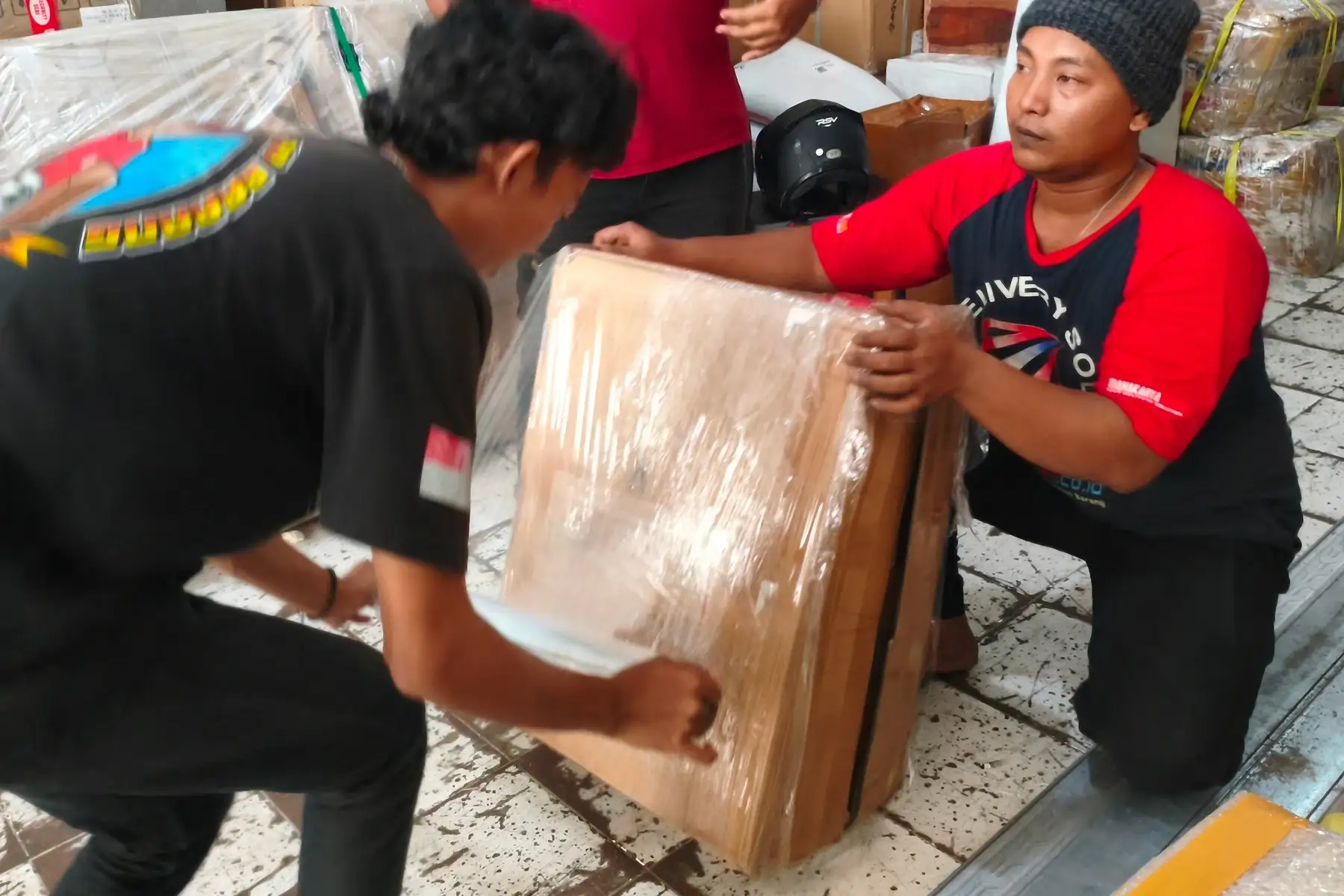 Layanan cargo konstruksi ke Manado untuk pengiriman material proyek secara aman, efisien, dan tepat waktu.