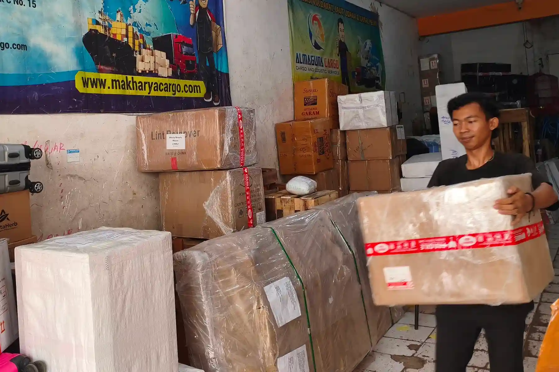 Proses cargo komersial ke Manado untuk distribusi barang bisnis, industri, dan perdagangan antarpulau.