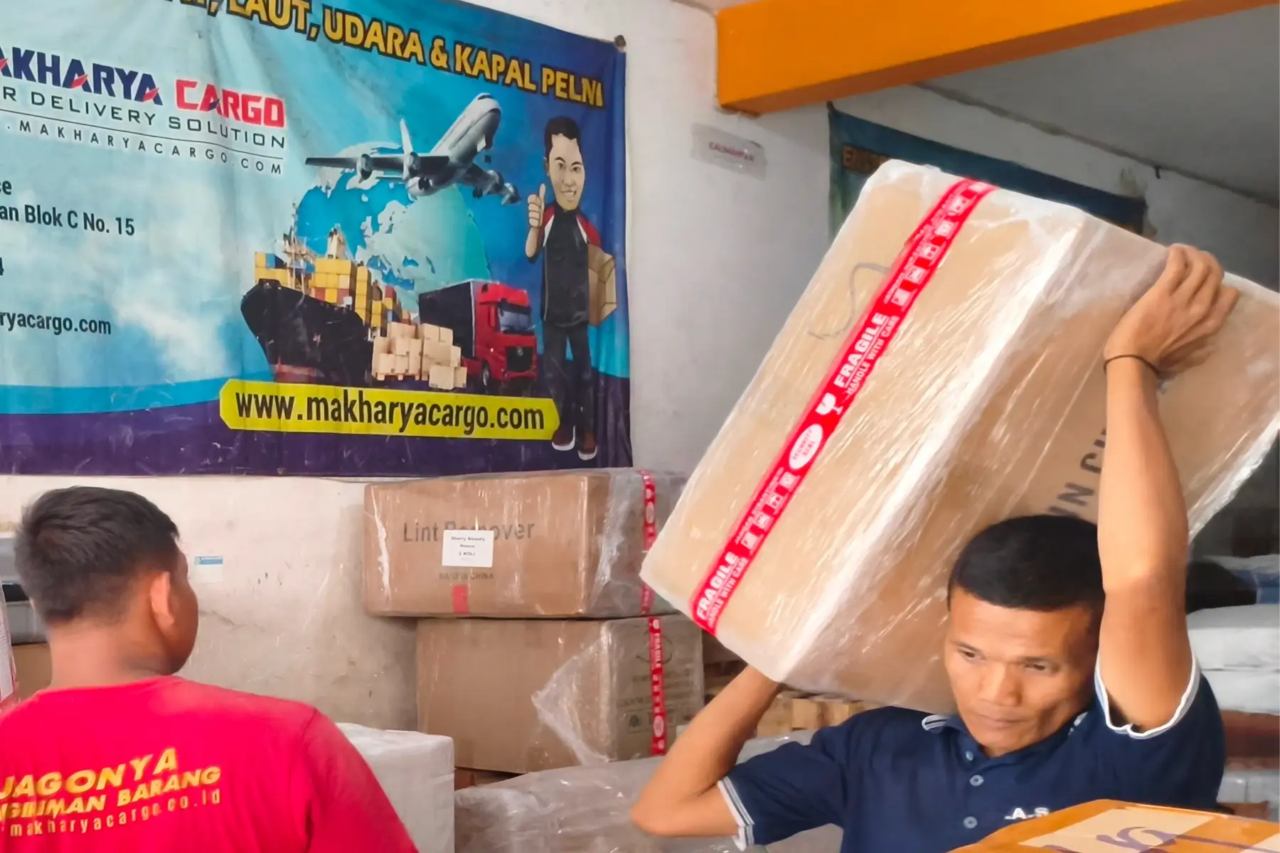 Layanan jemput barang oleh armada ekspedisi di lokasi pelanggan.