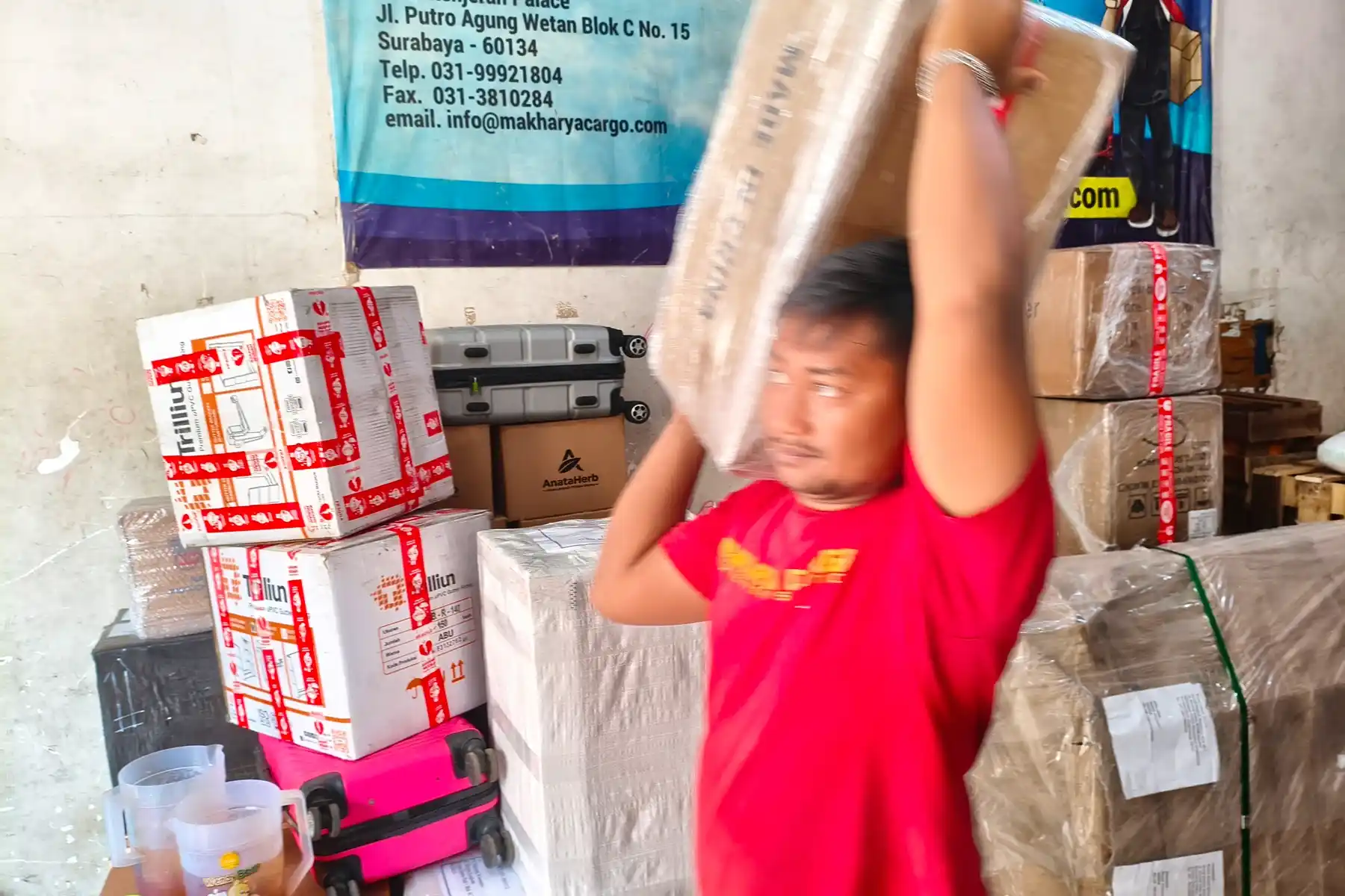 Proses cargo online shop ke Manado mulai dari packing, sortir, pengiriman laut, hingga paket diterima pelanggan.