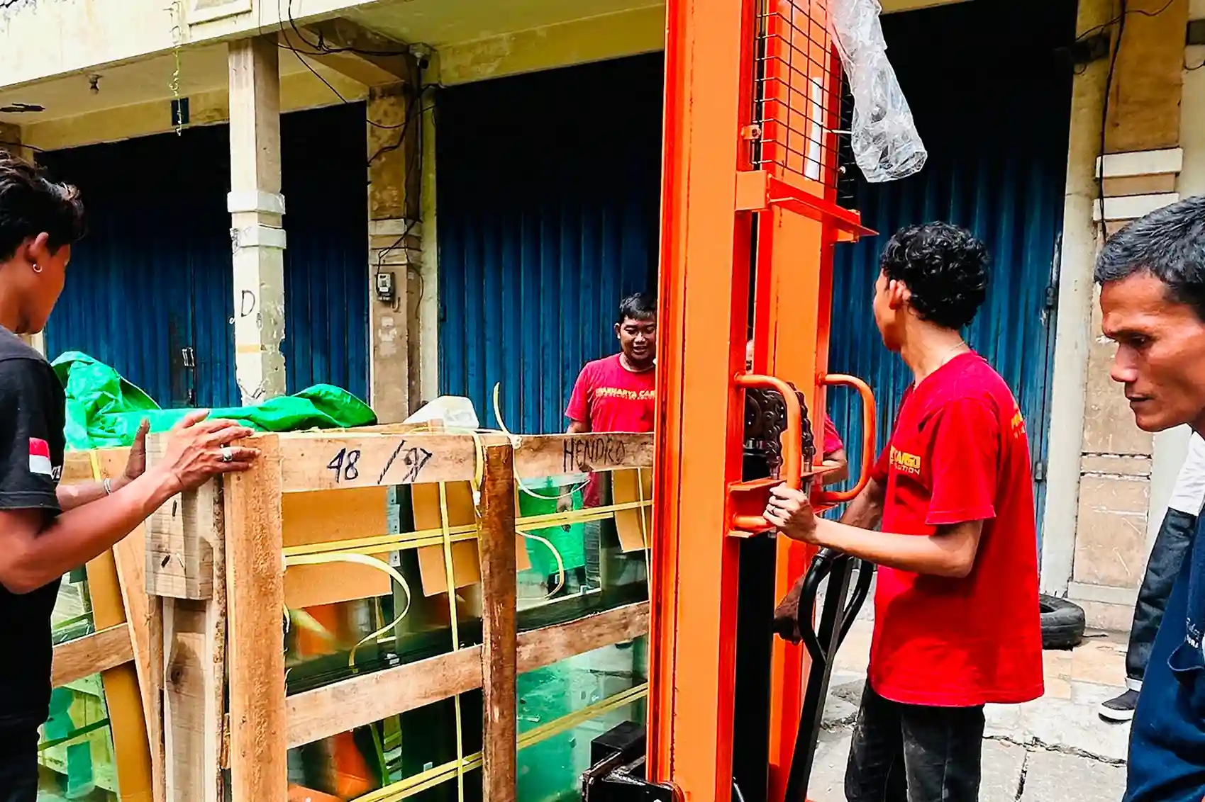Proses pengiriman material konstruksi dan peralatan proyek menuju Manado menggunakan layanan cargo profesional.