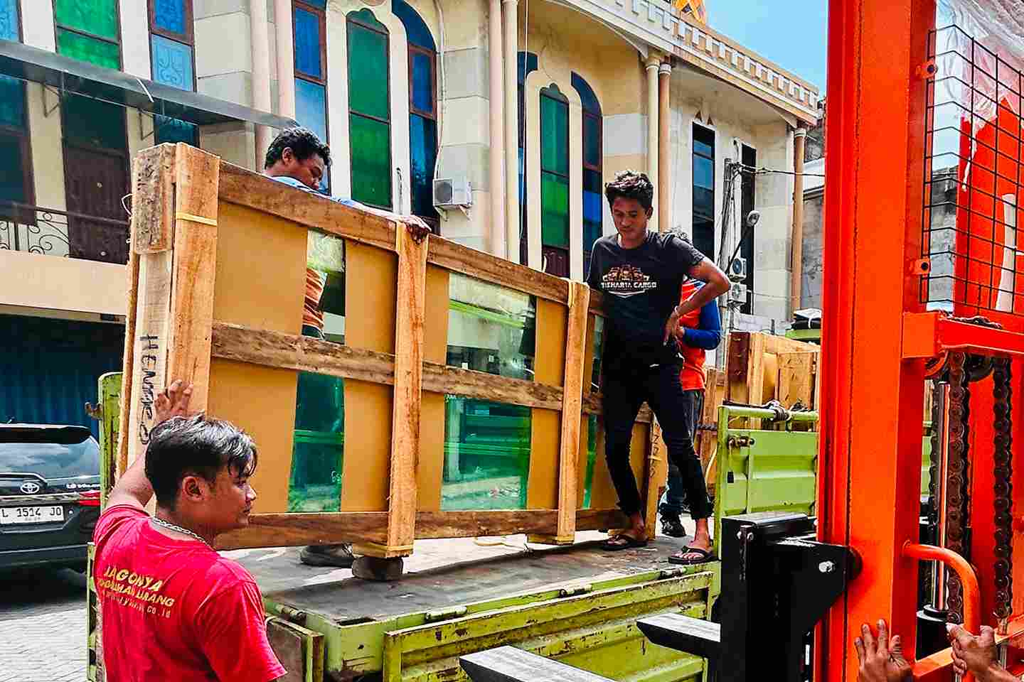 Jasa cargo project Manado melayani pengiriman kebutuhan proyek, material konstruksi, dan mesin industri secara profesional.