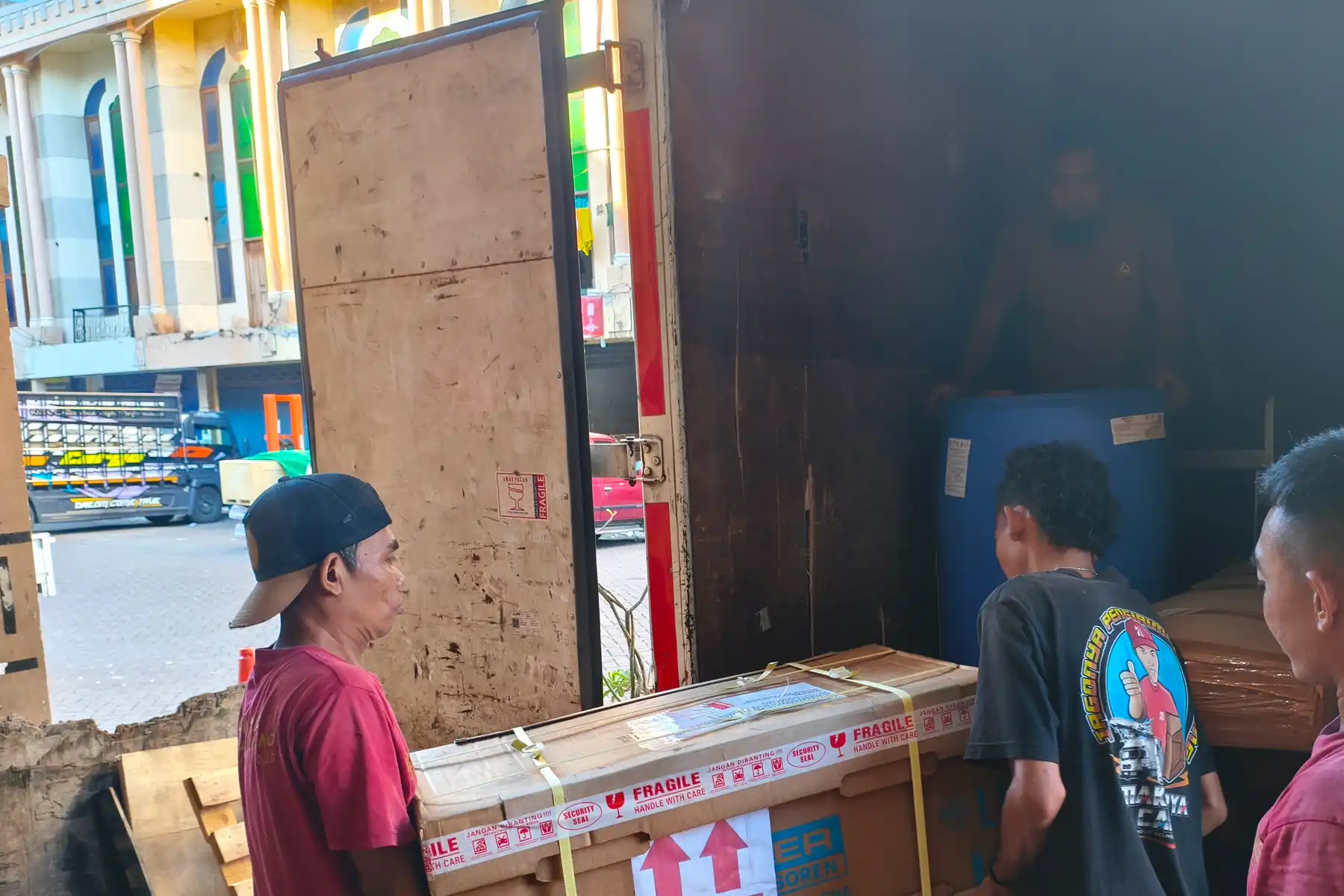 Pengiriman Barang Grosir ke Manado untuk Distribusi Skala Besar yang Lebih Efisien 8 Proses cargo grosir ke Manado mulai dari packing, loading, pengiriman laut, hingga barang tiba di gudang tujuan.