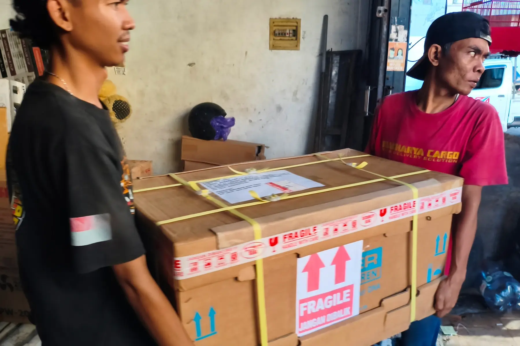 Proses pengiriman material konstruksi menuju Manado menggunakan layanan cargo profesional dengan penanganan yang aman.