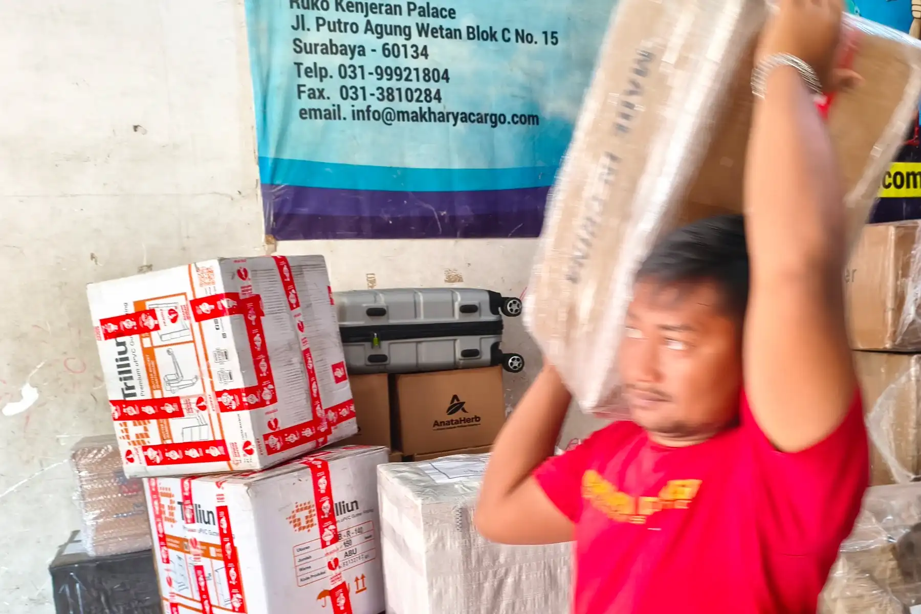 Proses pengiriman keramik ke Manado menggunakan layanan cargo profesional dan aman.