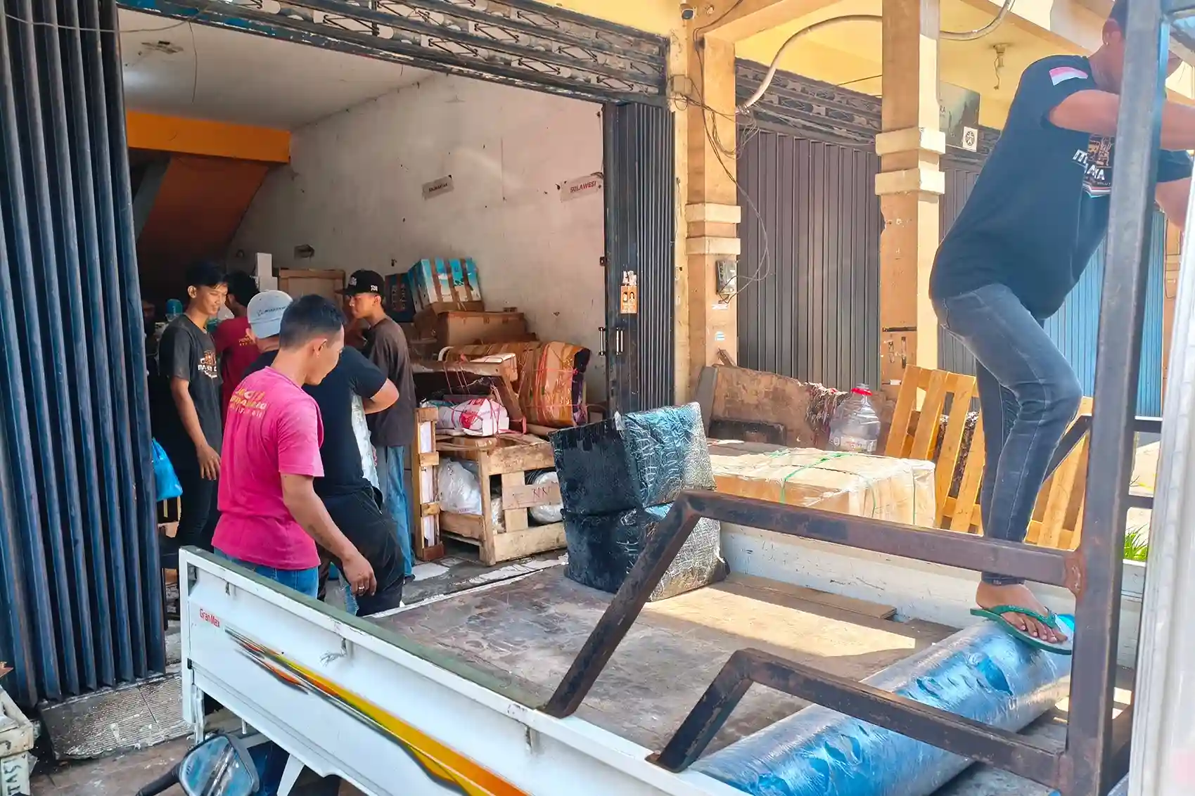 Proses cargo konsolidasi Manado dengan sistem distribusi barang yang aman dan terorganisir.