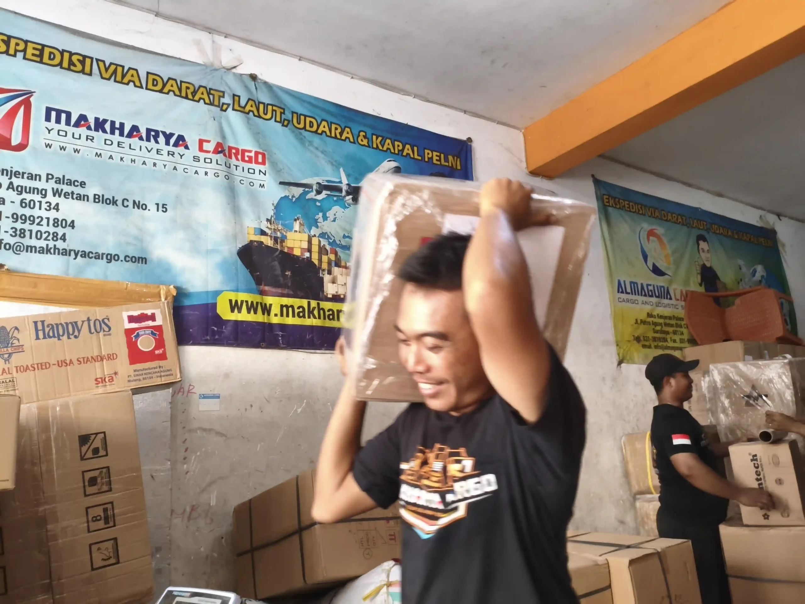 Ilustrasi perhitungan biaya kirim ekspedisi Surabaya Medan berdasarkan berat, volume, dan jenis layanan.