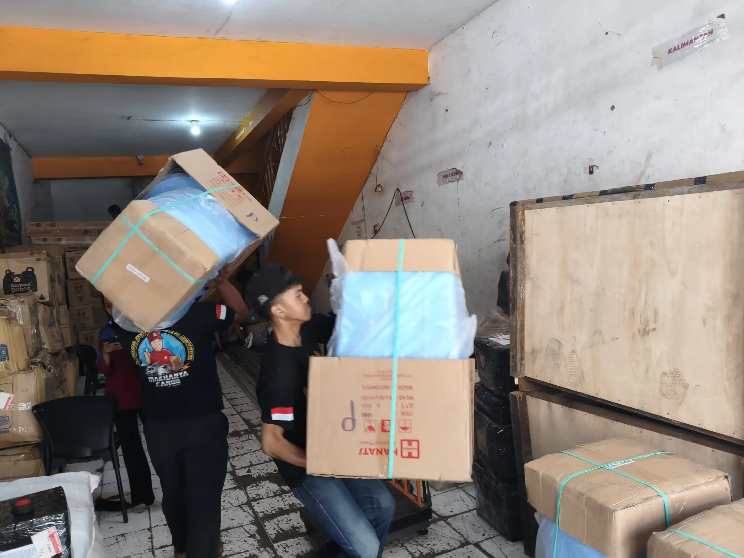 Cara Menentukan Jadwal Cargo ke Manado yang Tepat dan Efisien untuk Pengiriman Antar Pulau 9 ? Ilustrasi cara menentukan jadwal cargo ke Manado untuk pengiriman barang antar pulau menggunakan layanan ekspedisi laut dan udara di Indonesia