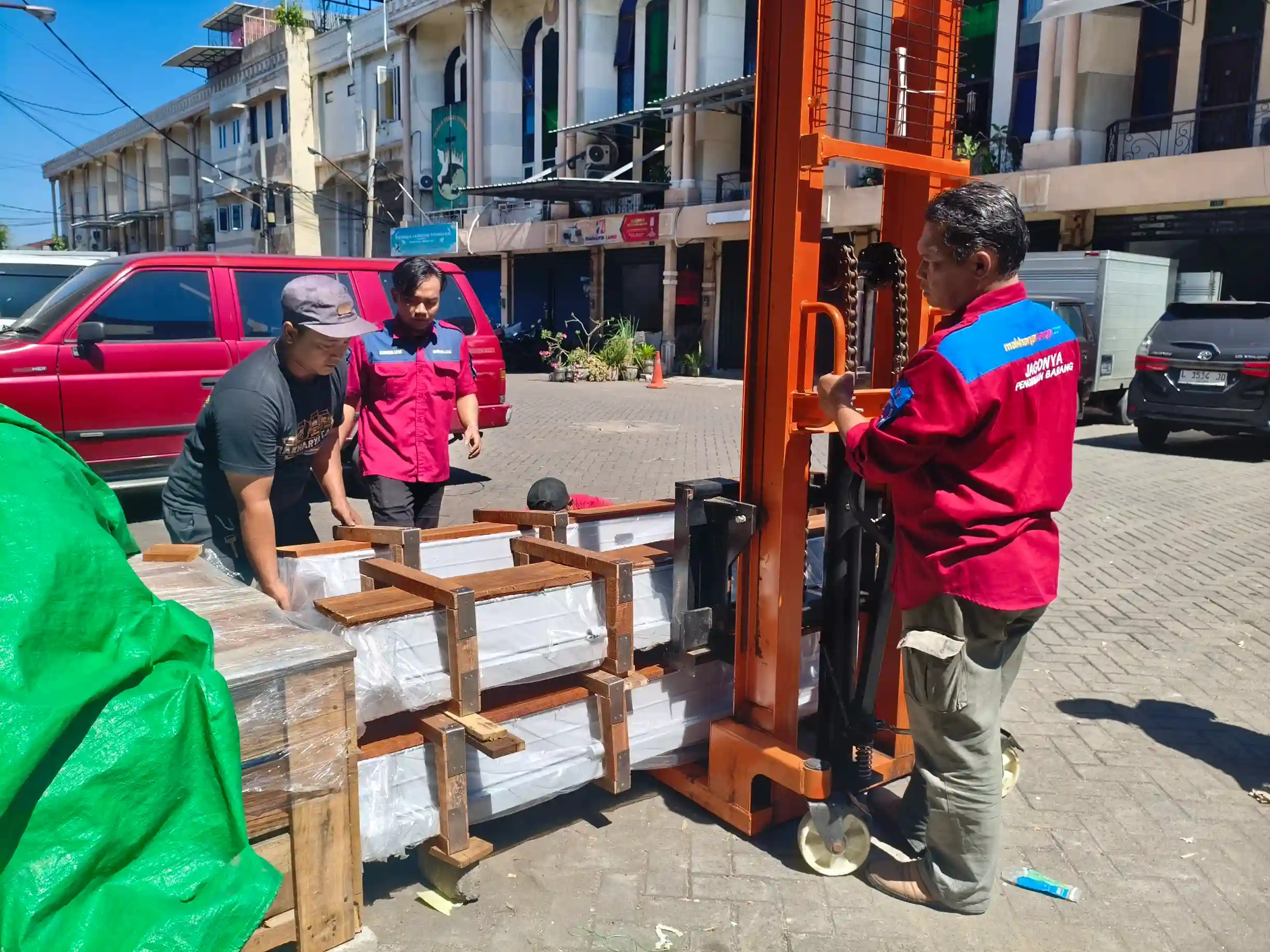 Cara mengatasi keterlambatan cargo ke Manado dengan sistem tracking cargo Manado dan solusi pengiriman barang terlambat