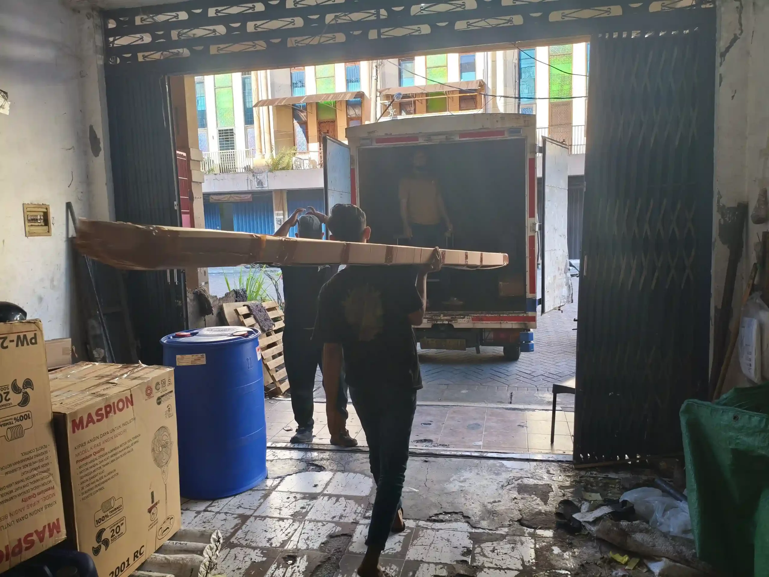 Cara Menjaga Barang Tetap Aman ke Manado: Panduan Lengkap Pengiriman Anti Rusak & Terjamin 9 Cara menjaga barang tetap aman ke Manado dengan teknik packing aman menggunakan bubble wrap dan kardus tebal untuk pengiriman ekspedisi