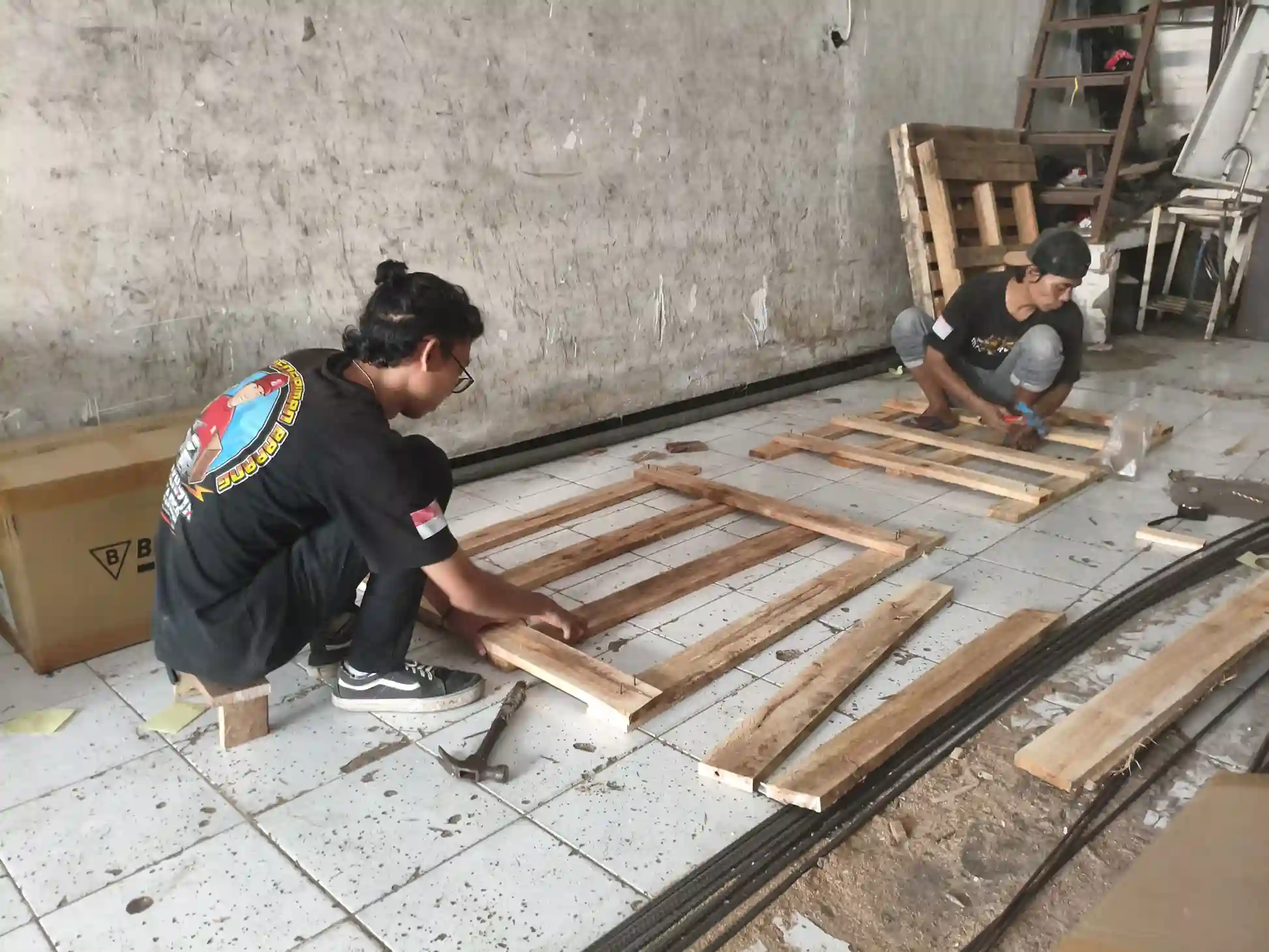Cara packing barang fragile ke Manado yang aman, rapi, dan anti rusak 9 Cara packing barang fragile ke Manado dengan bubble wrap dan kardus tebal agar barang aman tidak rusak saat pengiriman